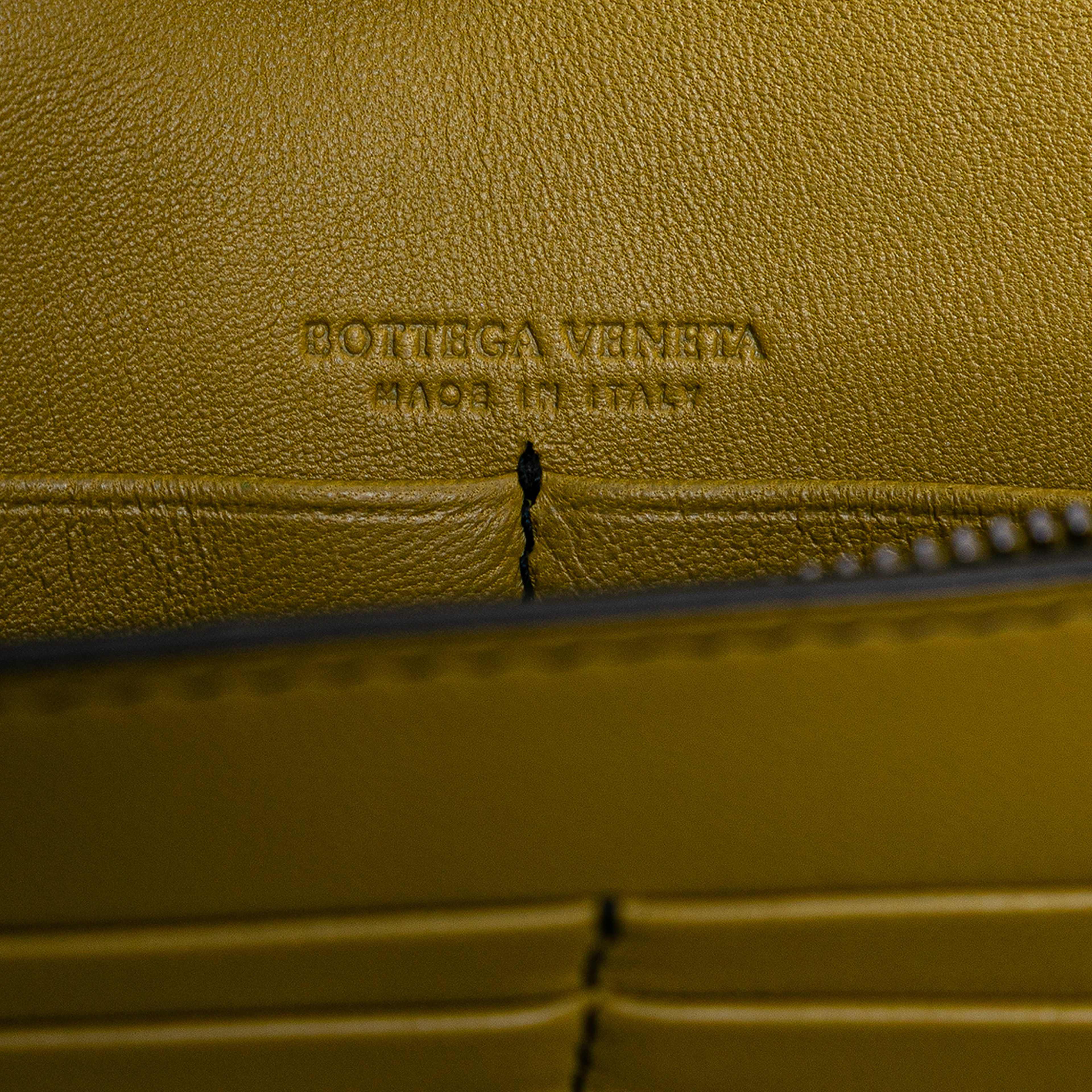 Bottega Veneta Nappa Intrecciato Studded Wallet On Chain, från Luxclusif, i färgen light yellow. Klicka för att öppna bilden i stort format