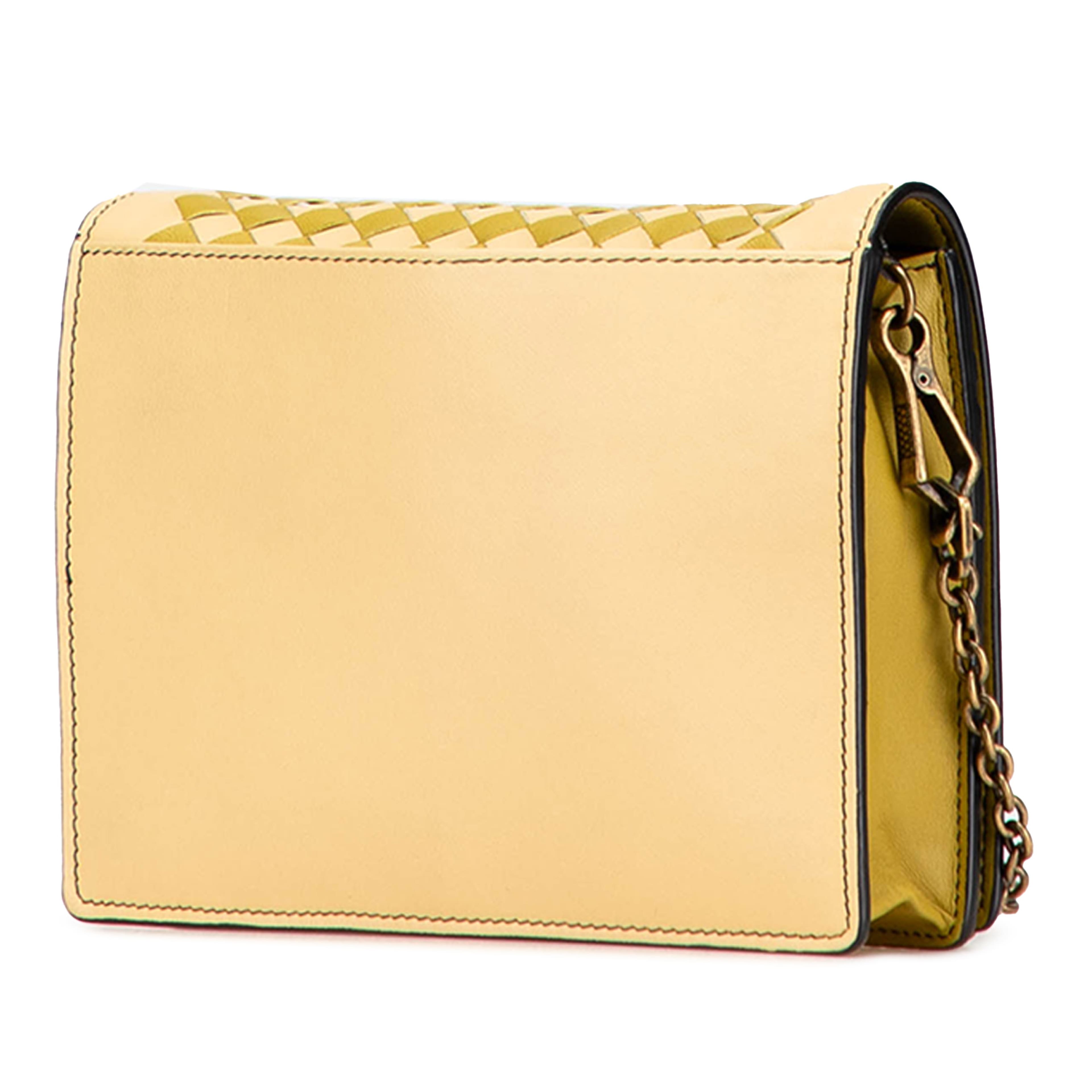 Bottega Veneta Nappa Intrecciato Studded Wallet On Chain, från Luxclusif, i färgen gul. Klicka för att öppna bilden i stort format