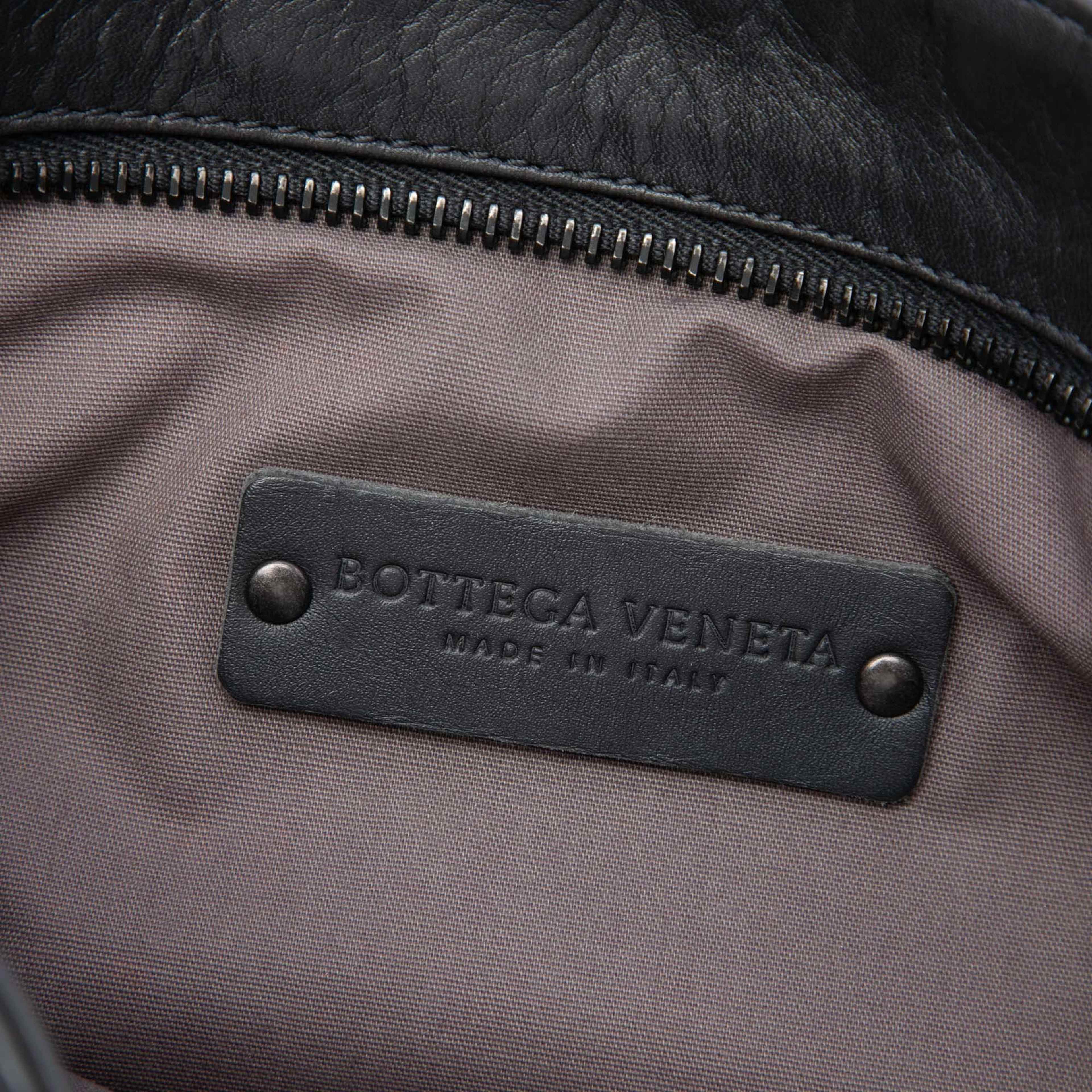 Bottega Veneta Nappa Intrecciato Vn Crossbody, från Luxclusif, i färgen grå. Klicka för att öppna bilden i stort format