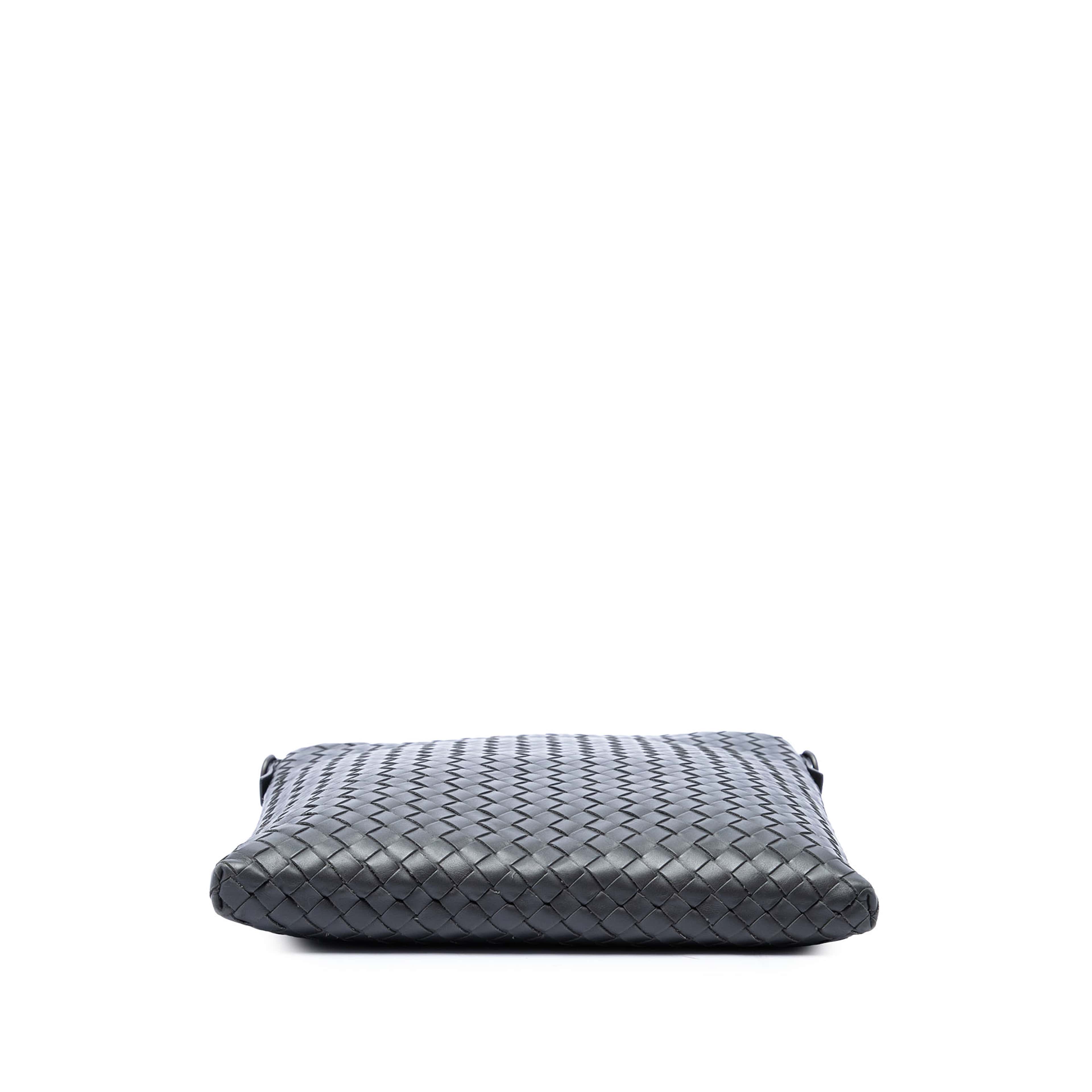 Bottega Veneta Nappa Intrecciato Vn Crossbody, från Luxclusif, i färgen grå. Klicka för att öppna bilden i stort format