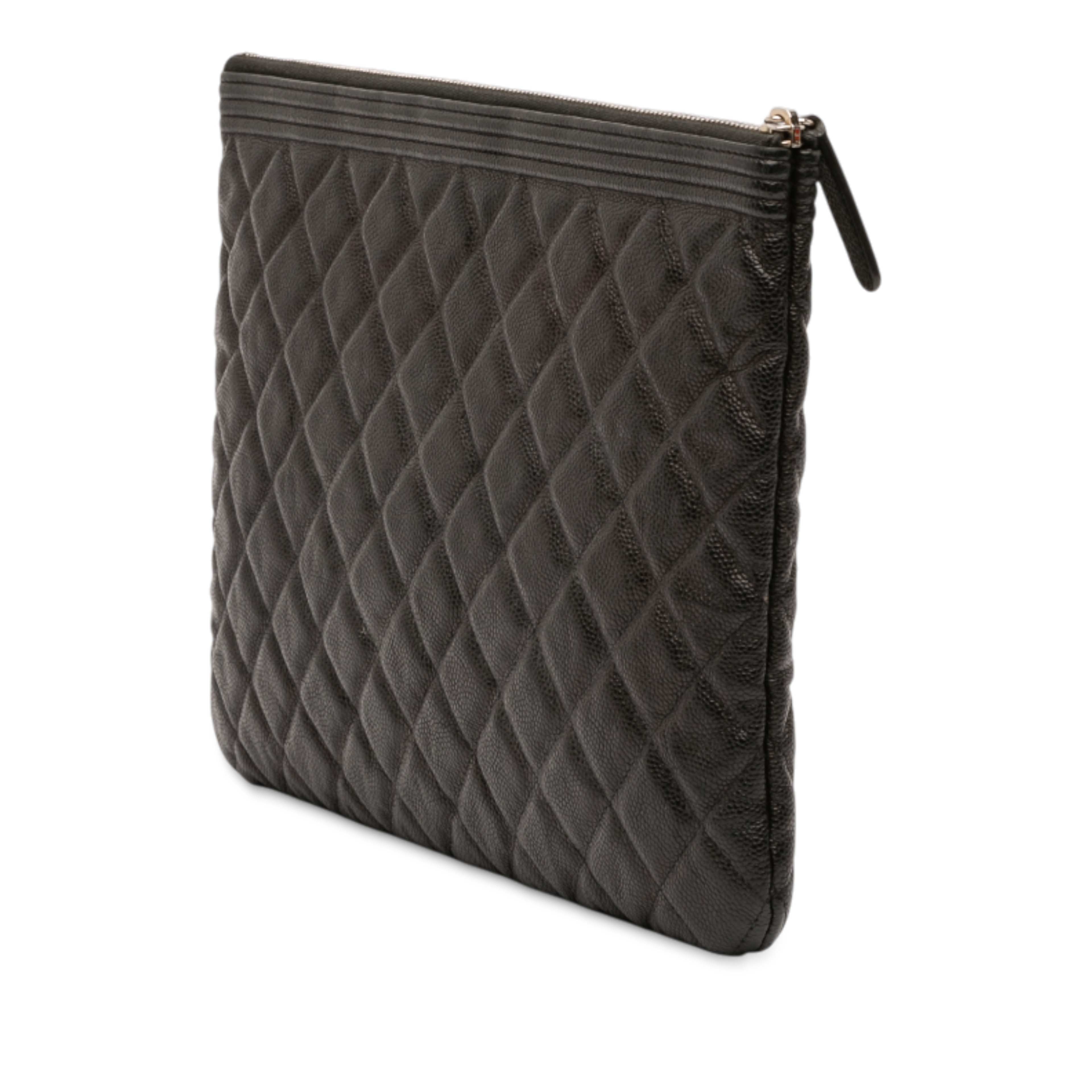 Chanel Medium Quilted Caviar Boy O Case Clutch, från Luxclusif, i färgen black. Klicka för att öppna bilden i stort format