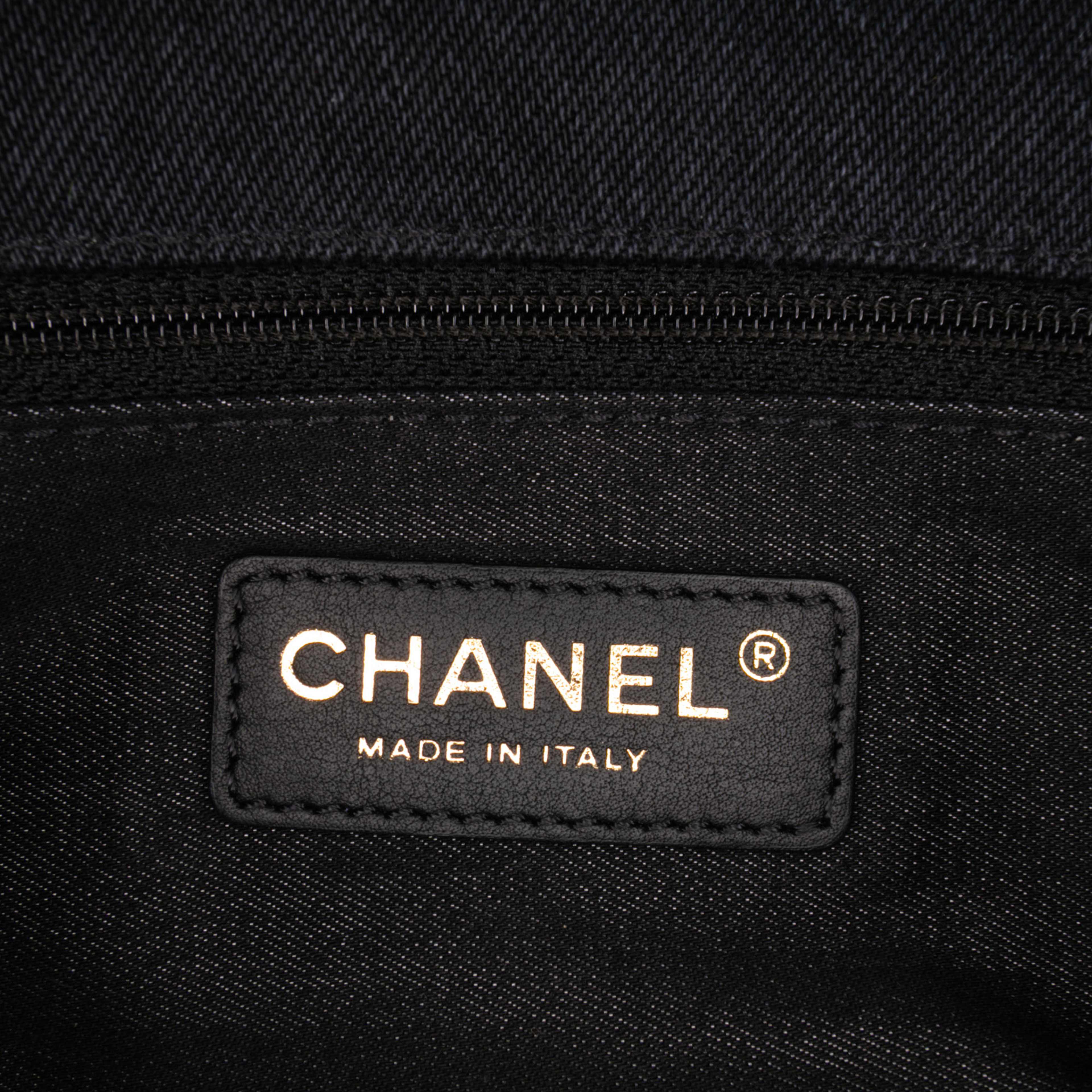 Chanel Mini Rectangular Quilted Denim Mood Flap, från Luxclusif, i färgen charcoal. Klicka för att öppna bilden i stort format