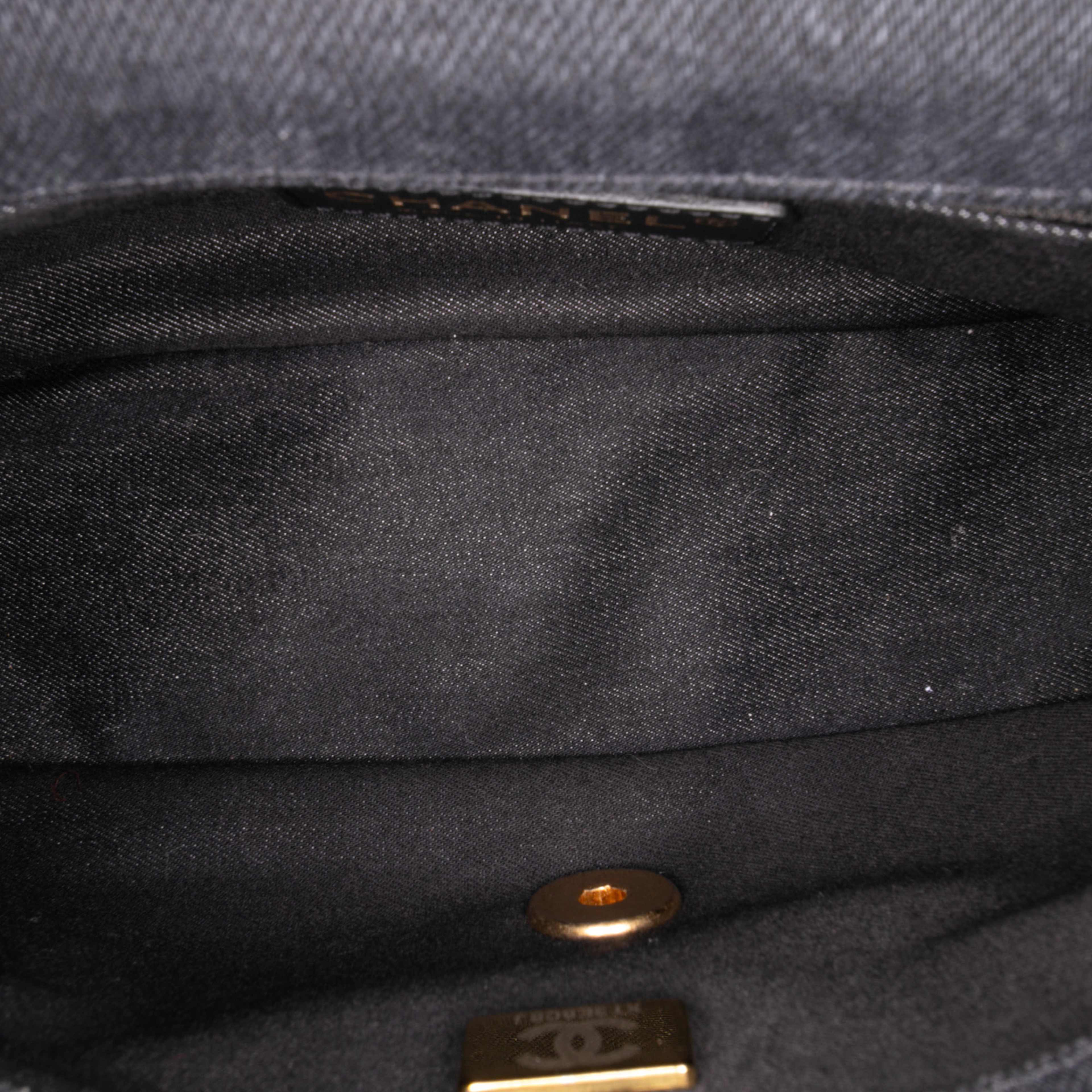 Chanel Mini Rectangular Quilted Denim Mood Flap, från Luxclusif, i färgen charcoal. Klicka för att öppna bilden i stort format