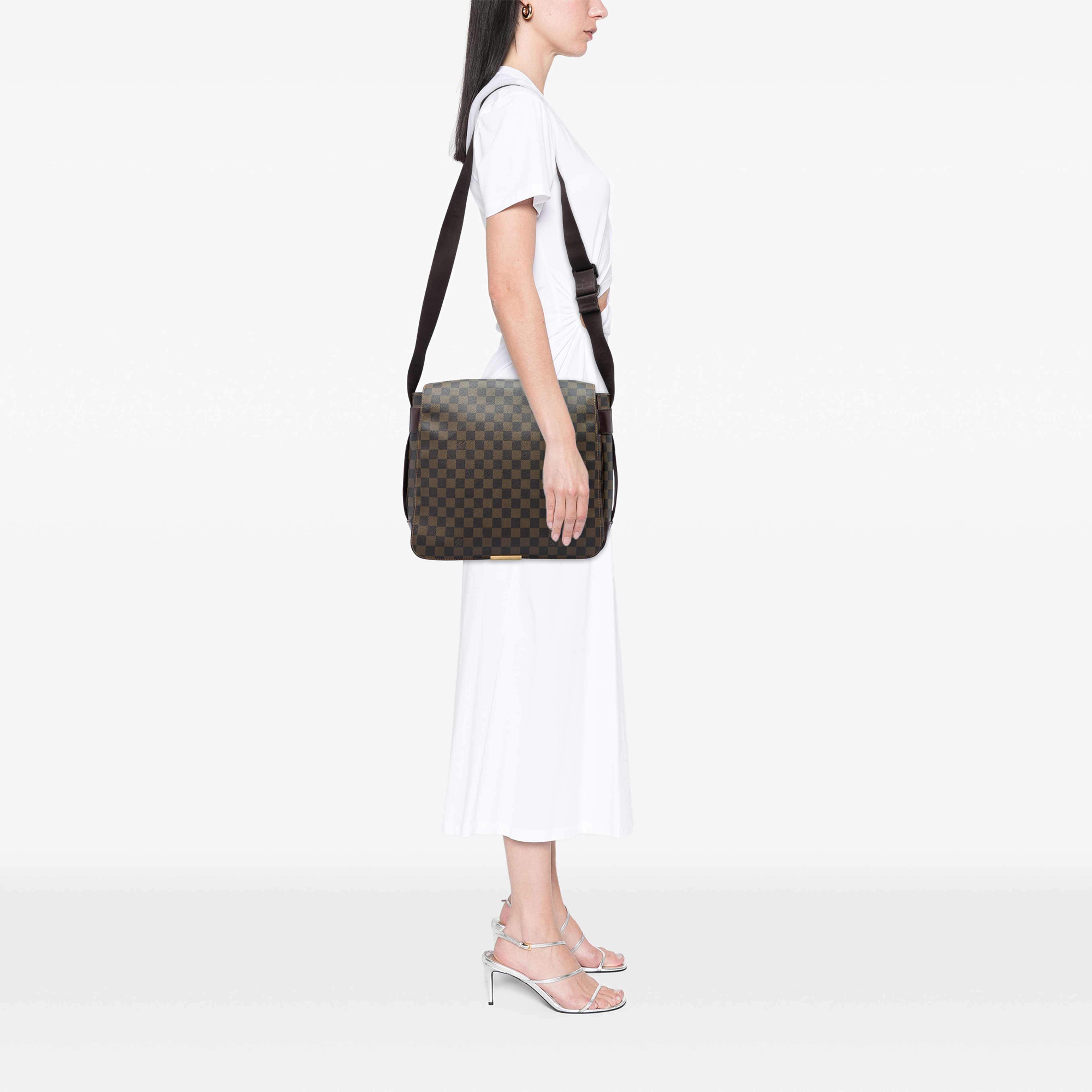 Louis Vuitton Damier Ebene Bastille, från Luxclusif, i färgen brun. Klicka för att öppna bilden i stort format
