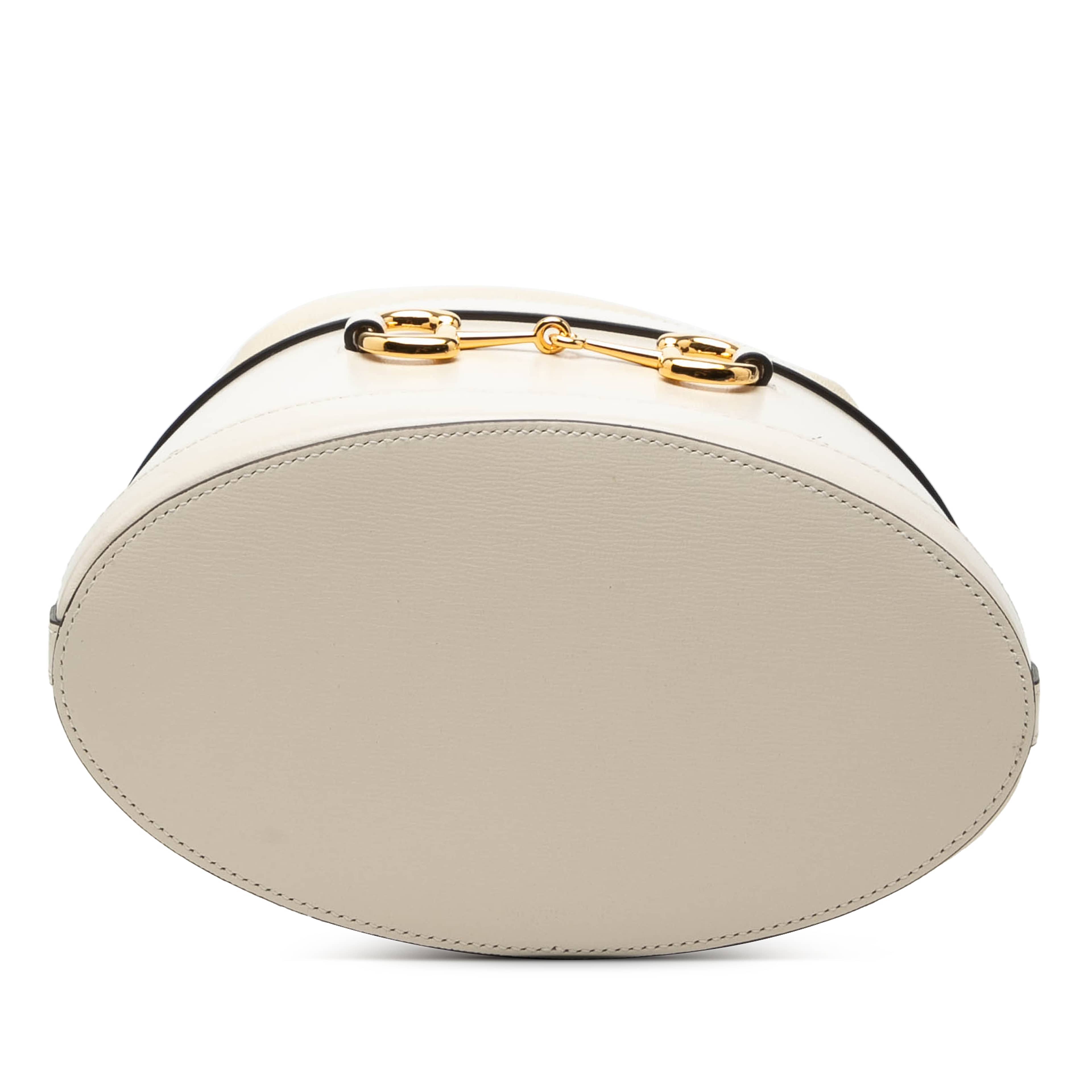 Gucci Calfskin Horsebit 1955 Bucket Bag, från Luxclusif, i färgen white. Klicka för att öppna bilden i stort format