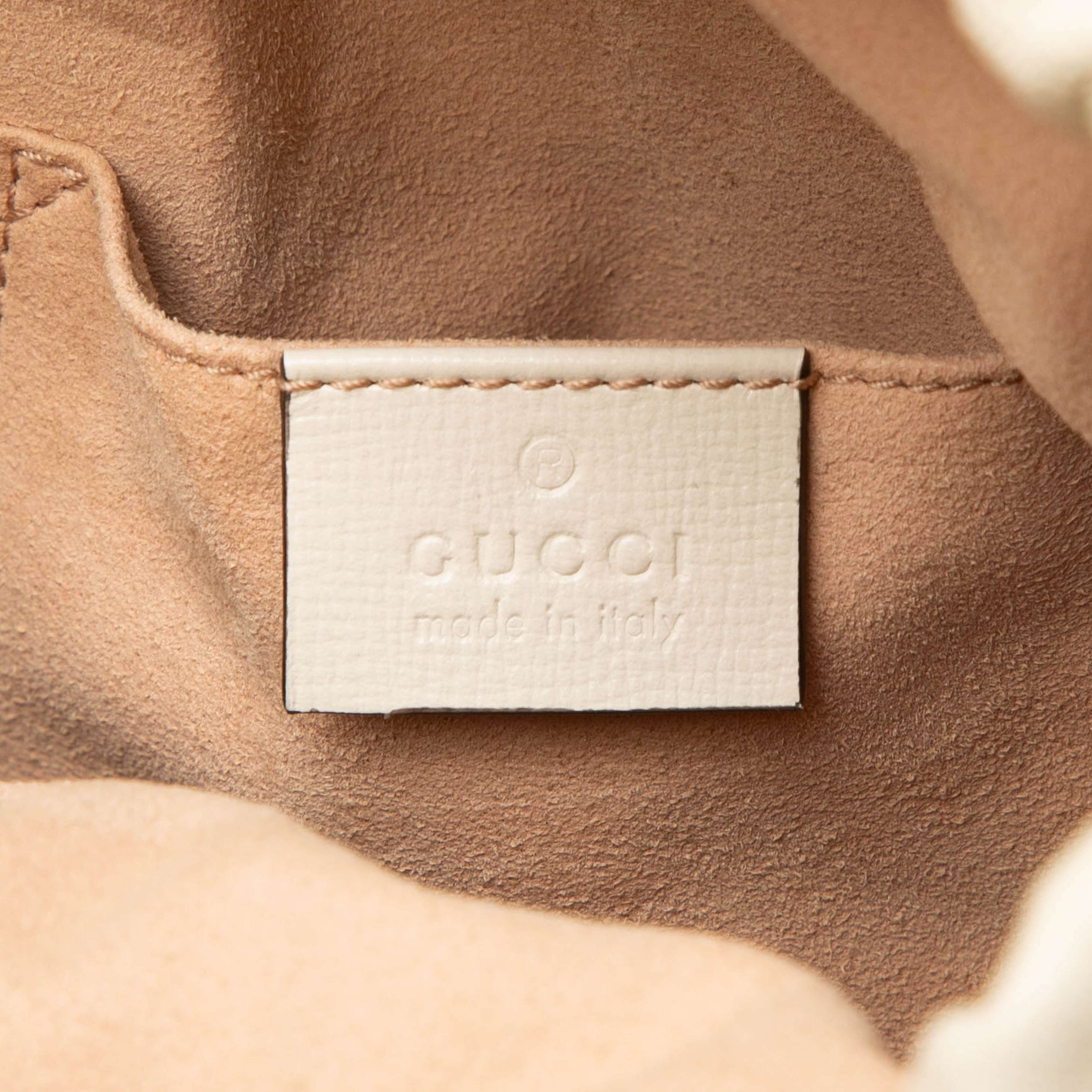Gucci Calfskin Horsebit 1955 Bucket Bag, från Luxclusif, i färgen white. Klicka för att öppna bilden i stort format