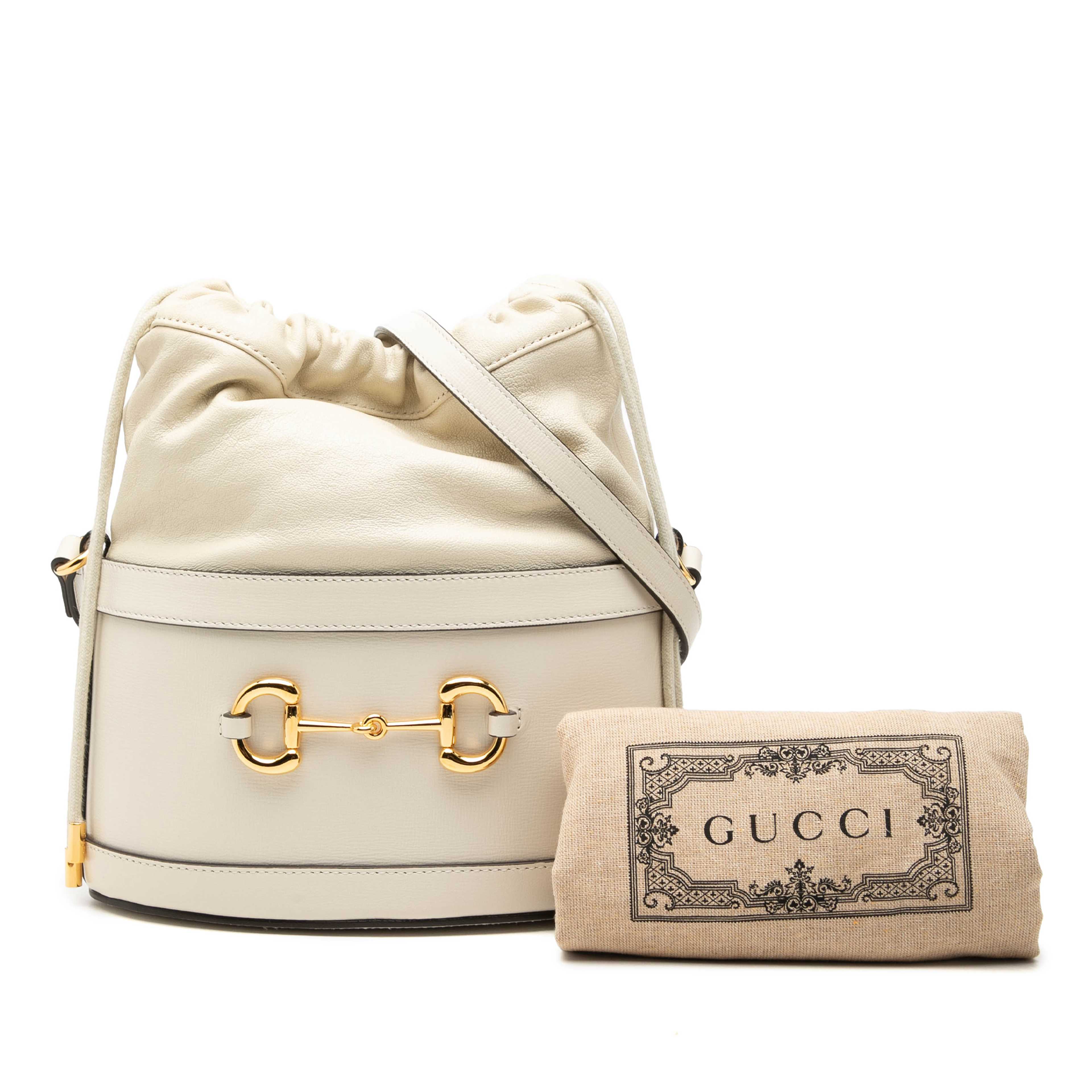 Gucci Calfskin Horsebit 1955 Bucket Bag, från Luxclusif, i färgen vit. Klicka för att öppna bilden i stort format