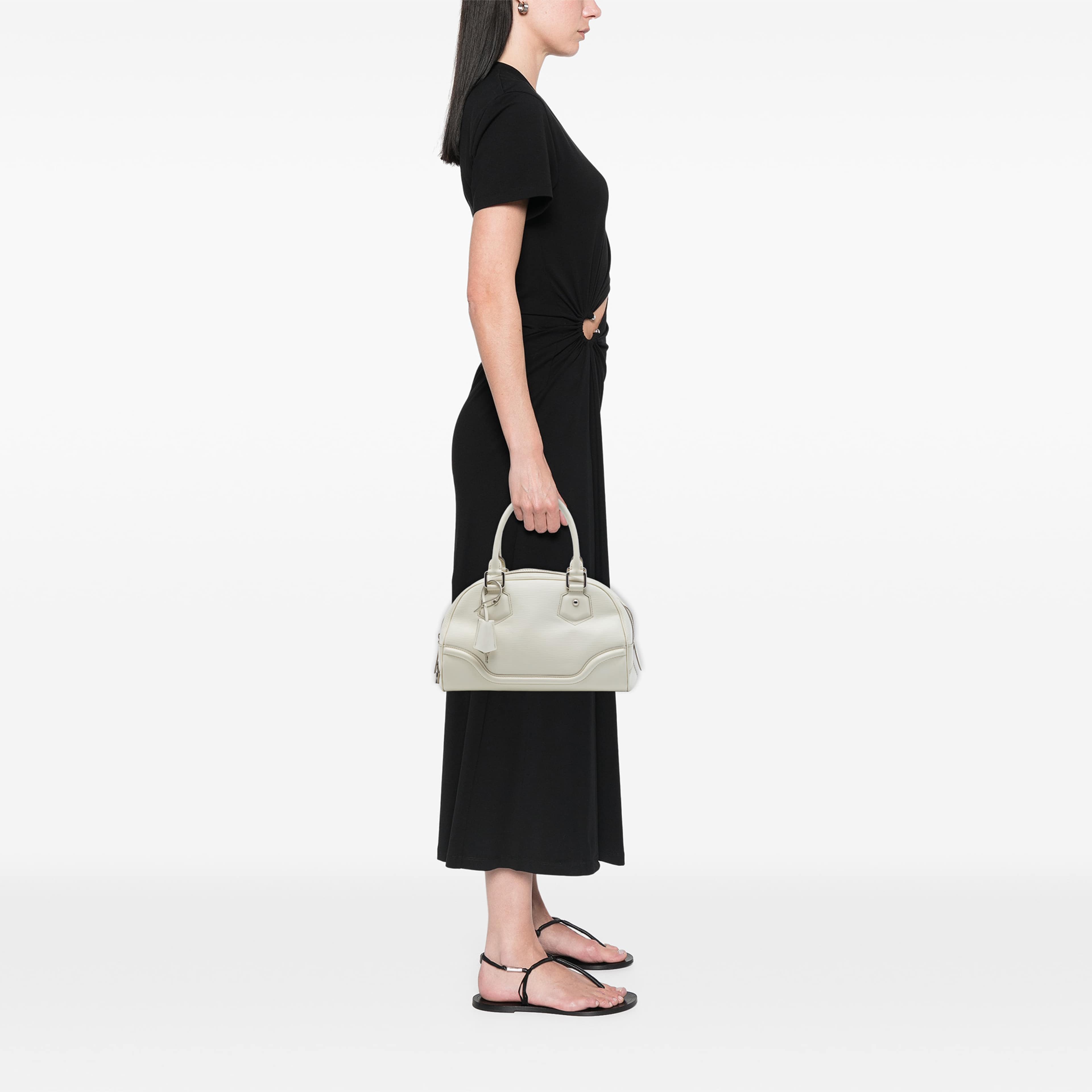 Louis Vuitton Epi Bowling Montaigne Pm, från Luxclusif, i färgen vit. Klicka för att öppna bilden i stort format