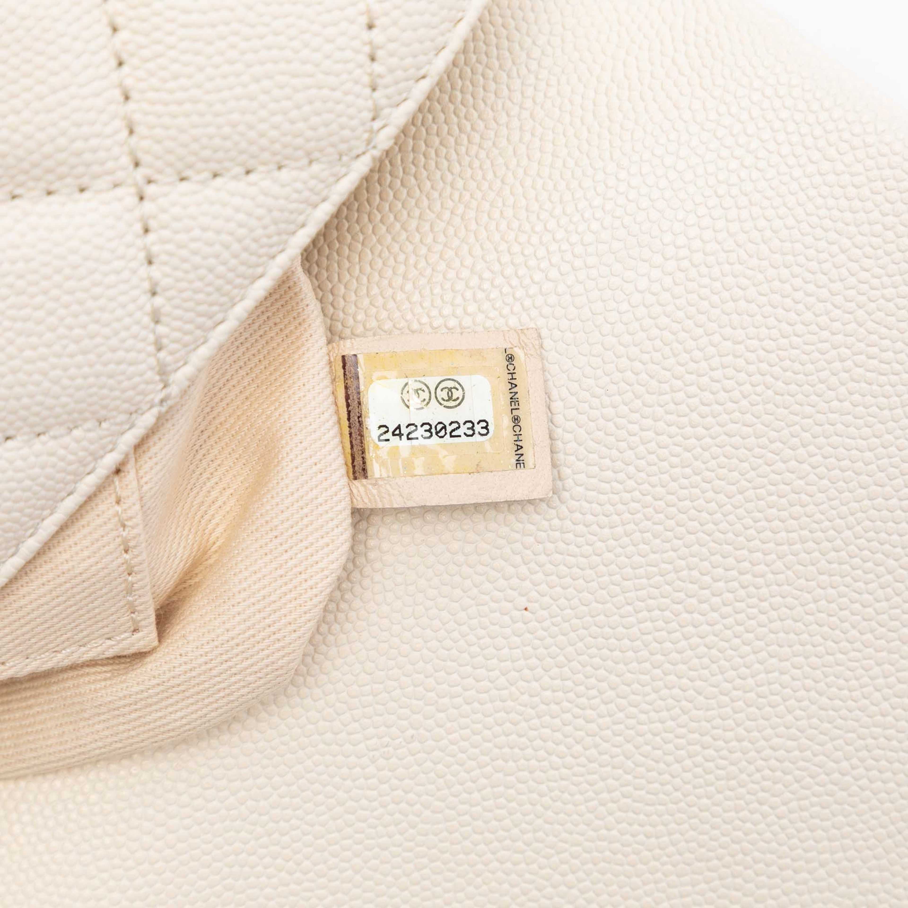 Chanel Small Quilted Caviar Coco Top Handle Bag, från Luxclusif, i färgen ivory. Klicka för att öppna bilden i stort format