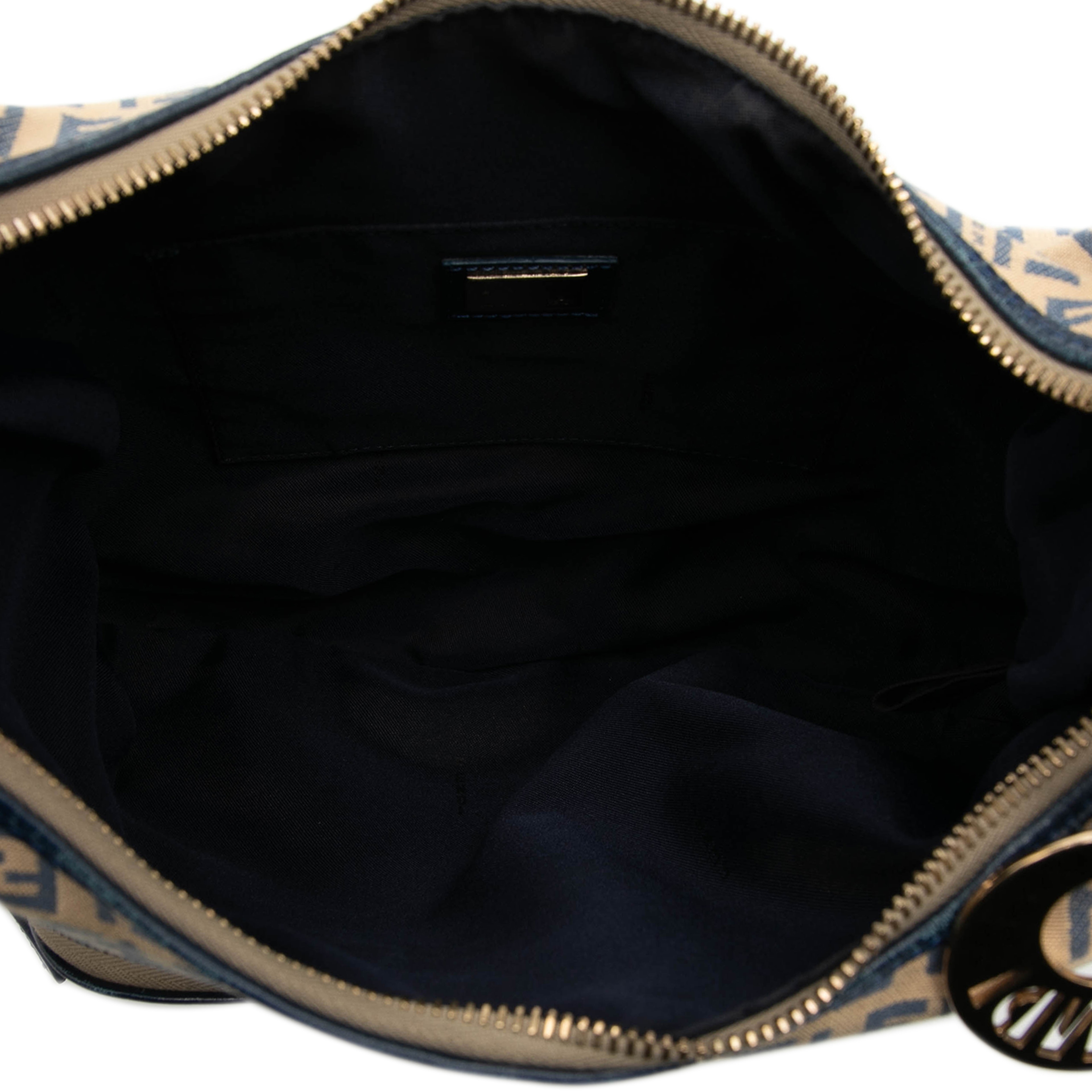 Fendi Zucchino Canvas Chef Pocket Hobo, från Luxclusif, i färgen beige. Klicka för att öppna bilden i stort format