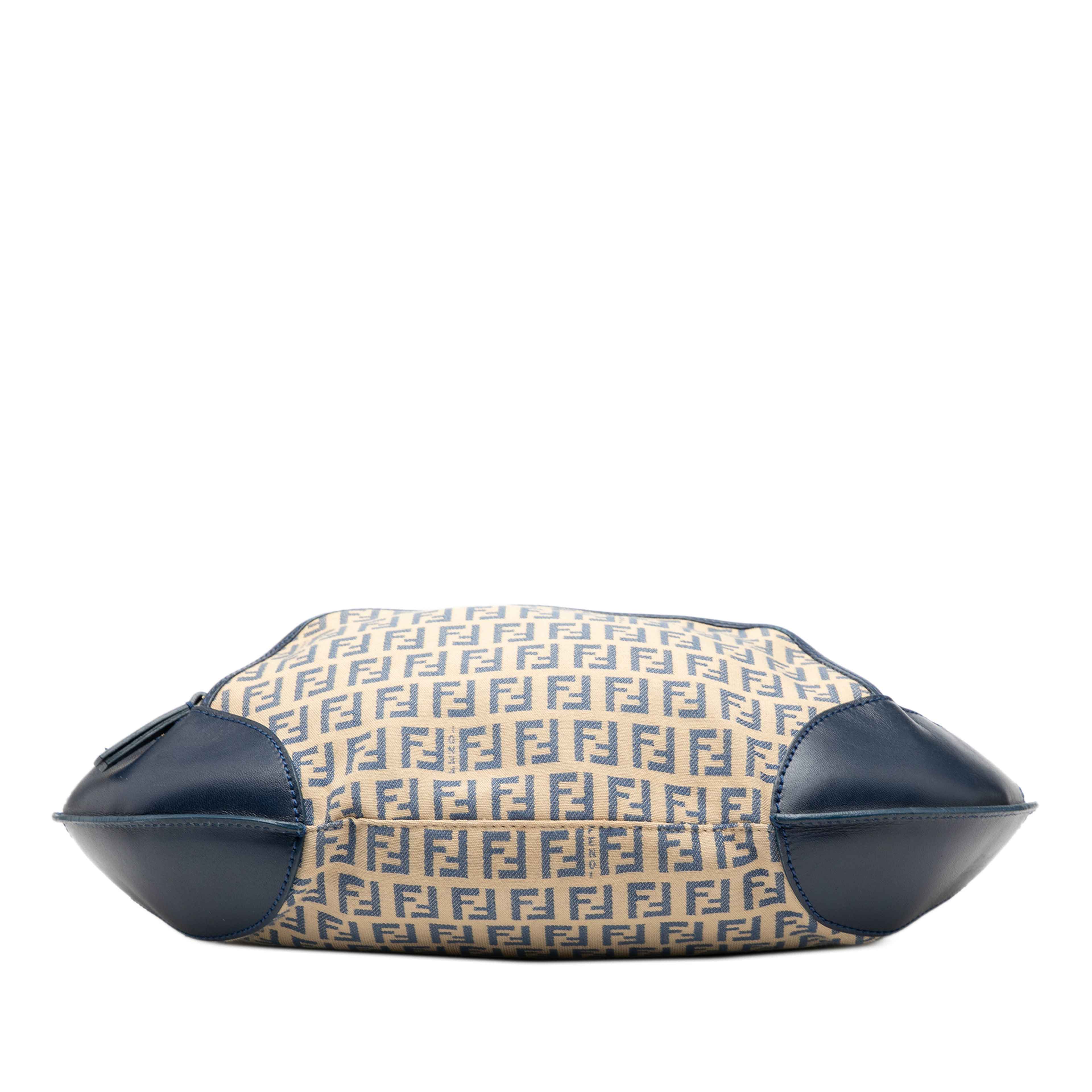 Fendi Zucchino Canvas Chef Pocket Hobo, från Luxclusif, i färgen beige. Klicka för att öppna bilden i stort format