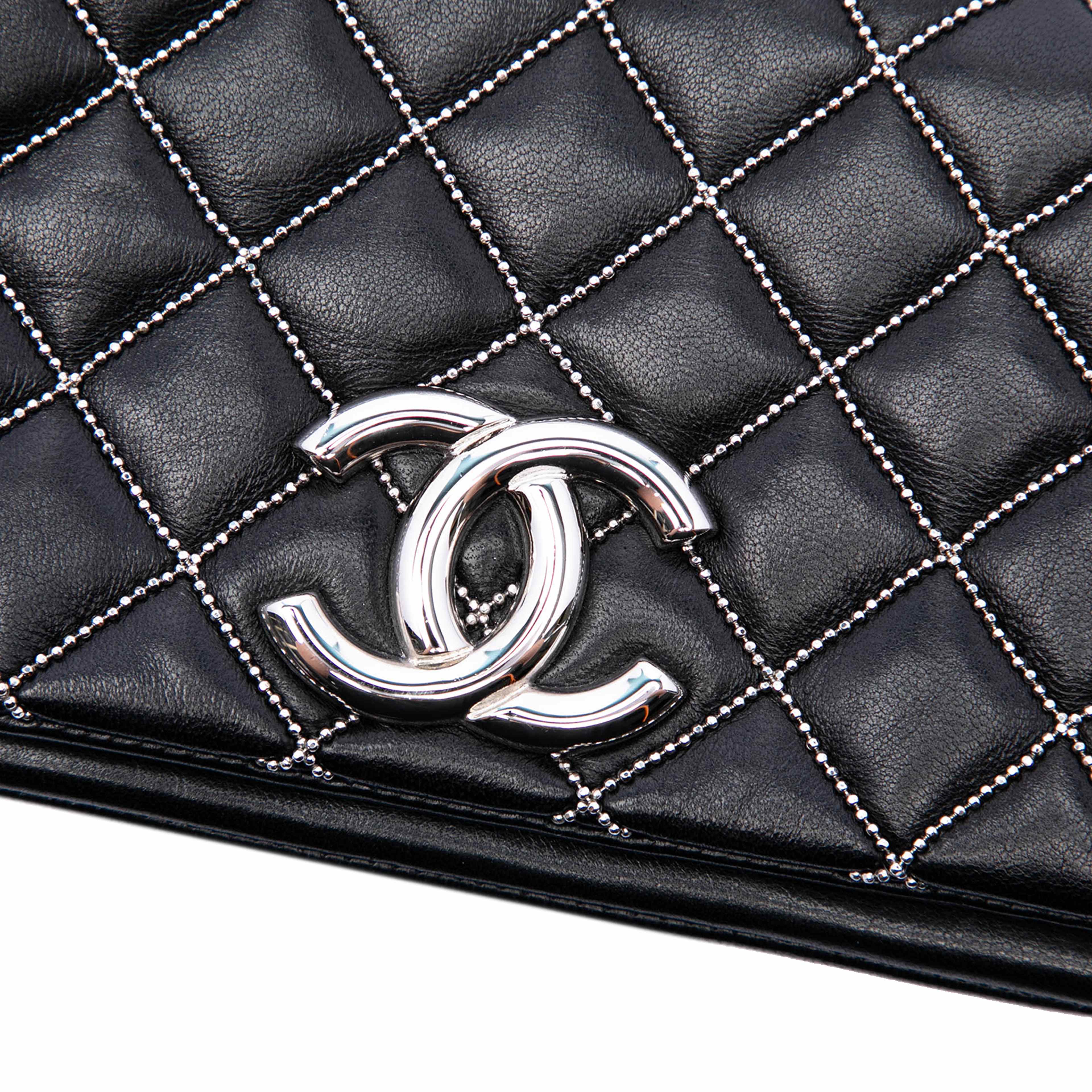 Chanel Mini Cc Quilted Lambskin Beaded Full Flap, från Luxclusif, i färgen black. Klicka för att öppna bilden i stort format