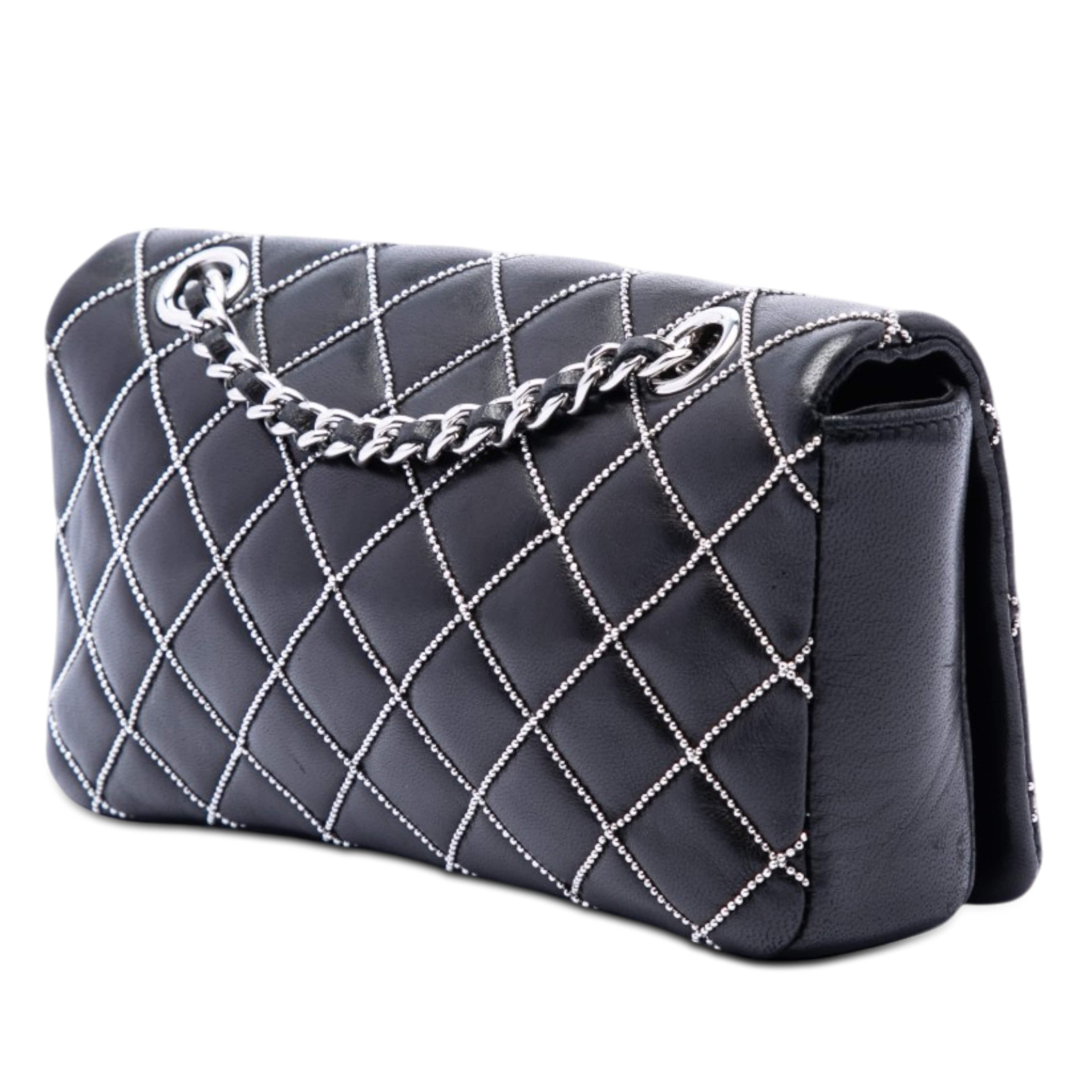 Chanel Mini Cc Quilted Lambskin Beaded Full Flap, från Luxclusif, i färgen svart. Klicka för att öppna bilden i stort format