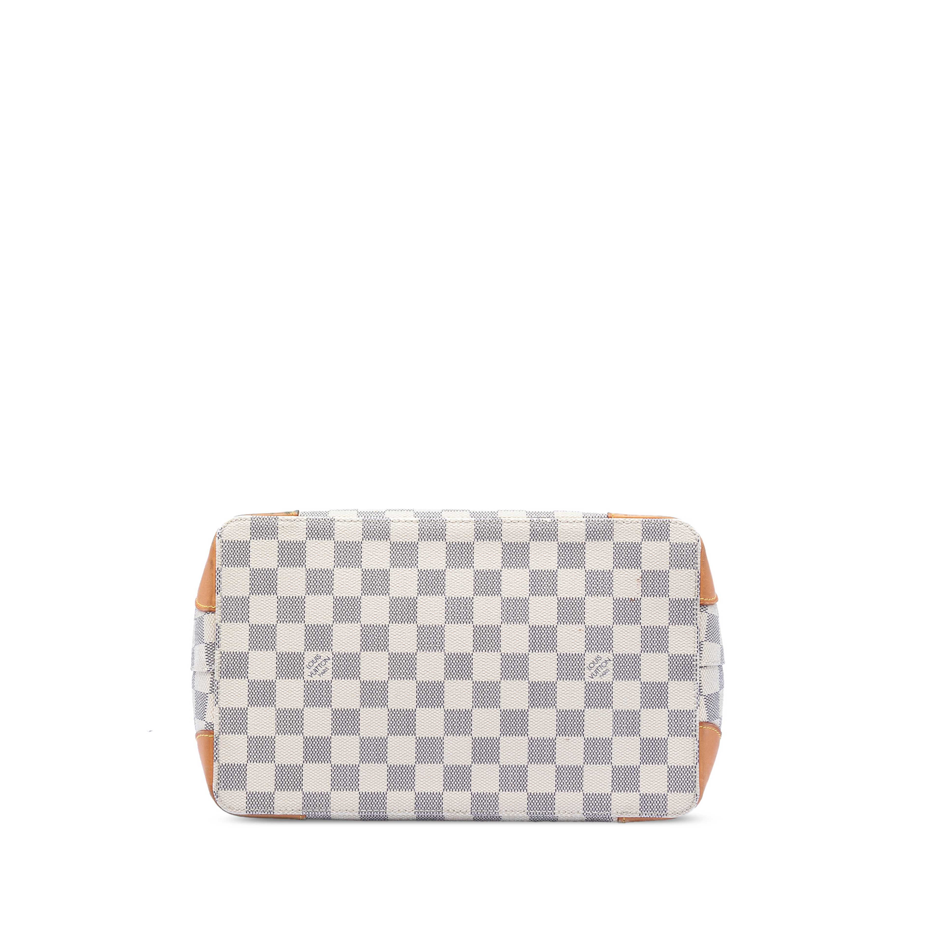Louis Vuitton Damier Azur Hampstead Pm, från Luxclusif, i färgen white. Klicka för att öppna bilden i stort format