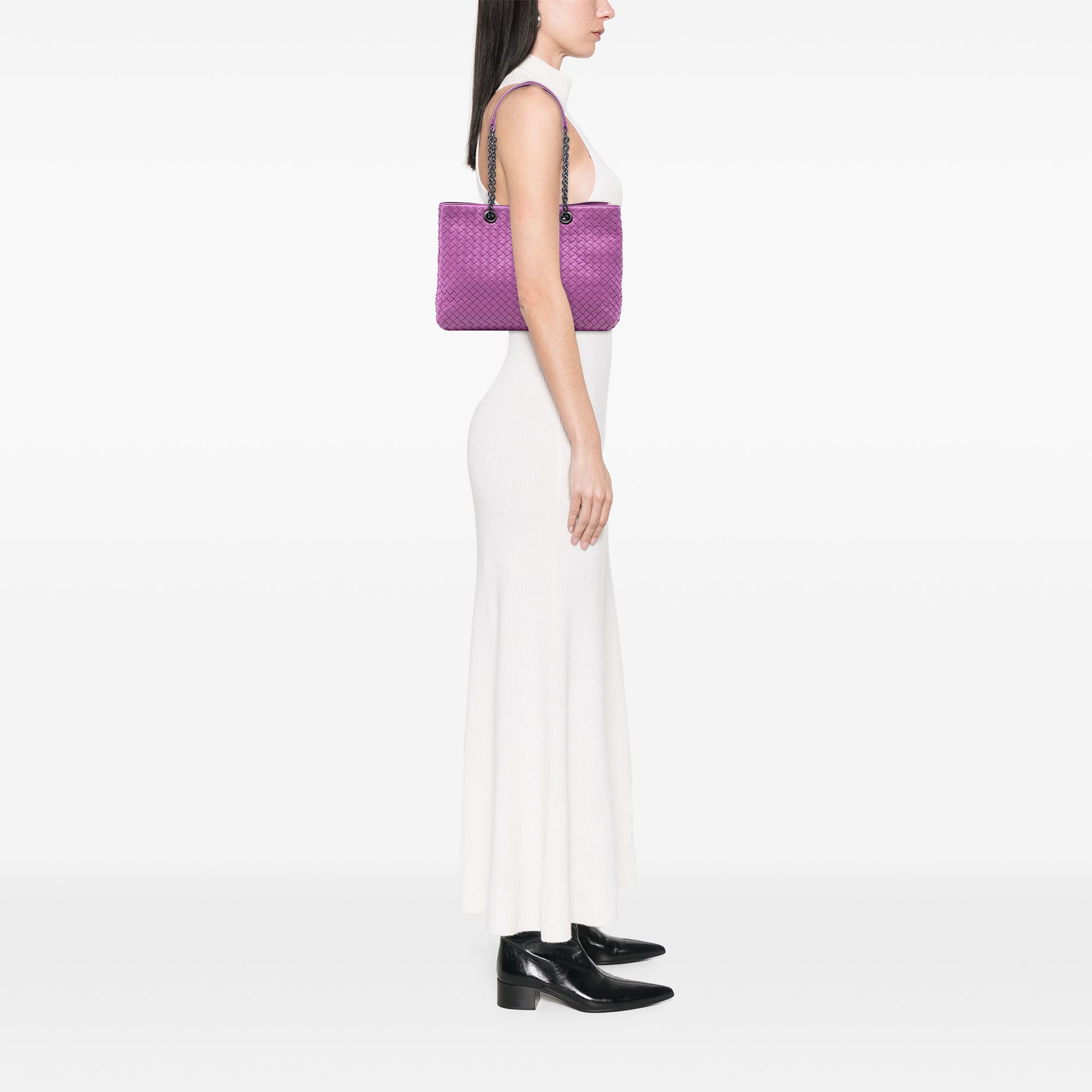 Bottega Veneta Medium Nappa Intrecciato Double Chain Tote, från Luxclusif, i färgen purpur. Klicka för att öppna bilden i stort format