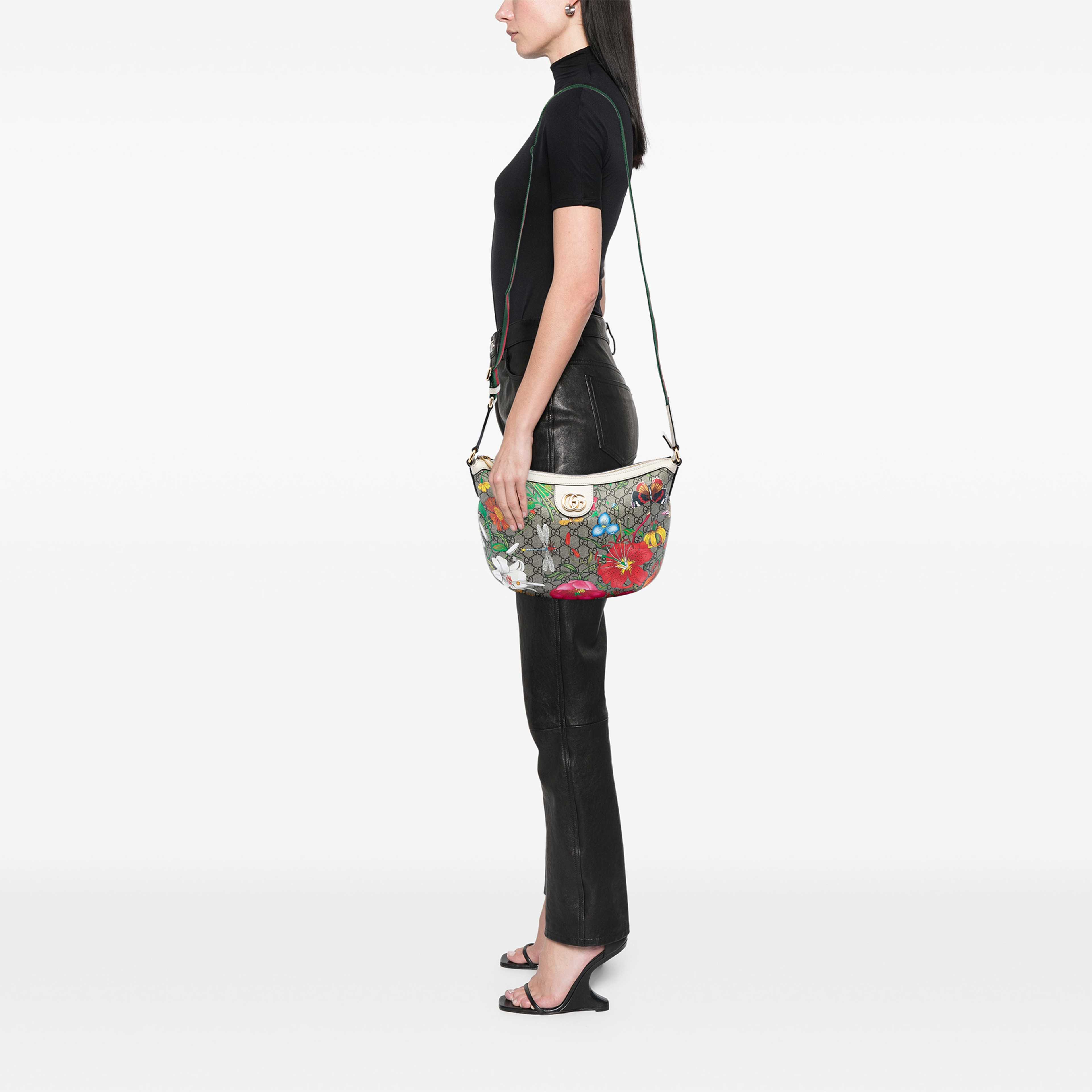 Gucci Small Gg Supreme Web Ophidia Flora Half Moon Crossbody, från Luxclusif, i färgen beige. Klicka för att öppna bilden i stort format