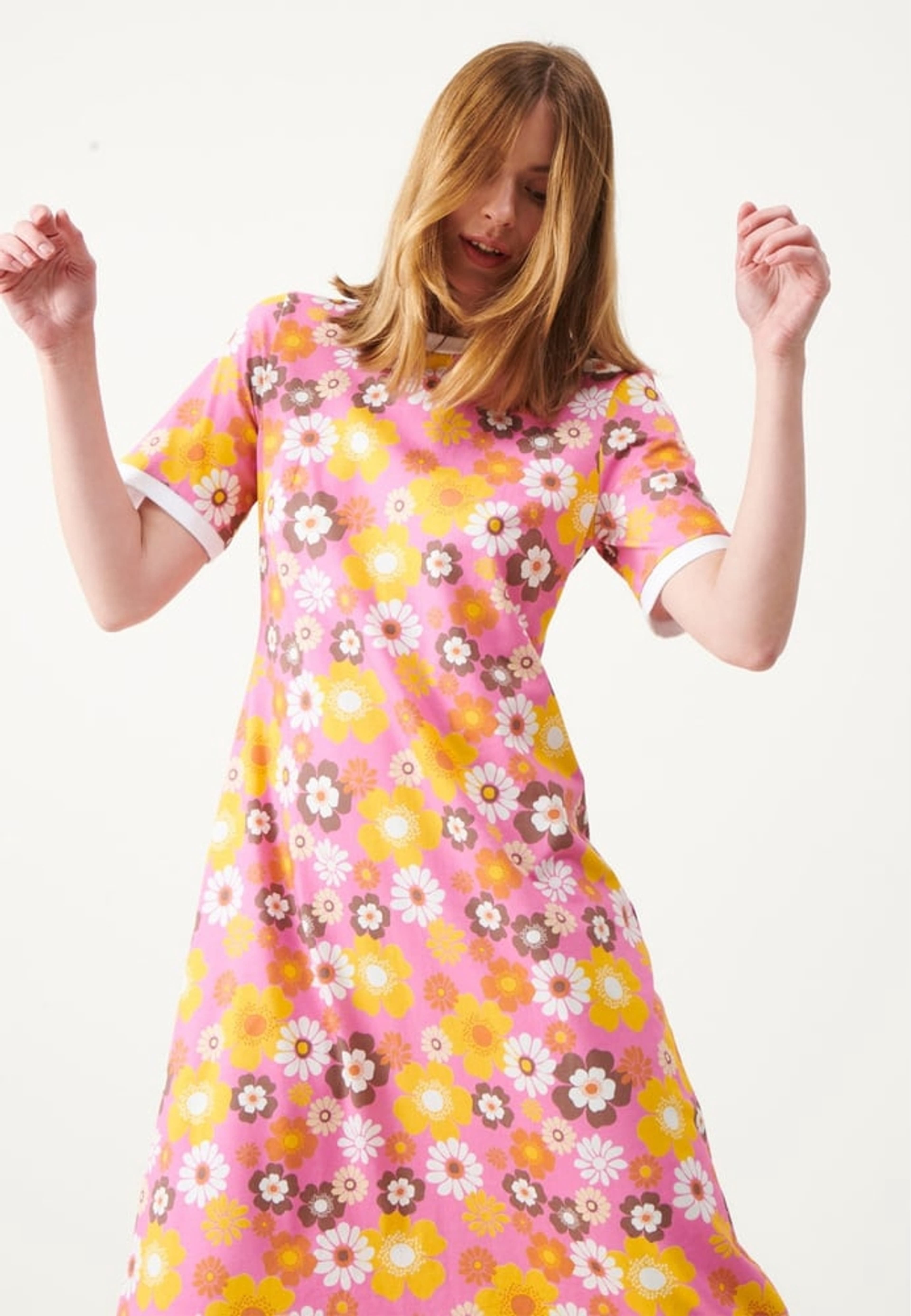 Melissa Dress, från Jumperfabriken, i färgen pink. Klicka för att öppna bilden i stort format