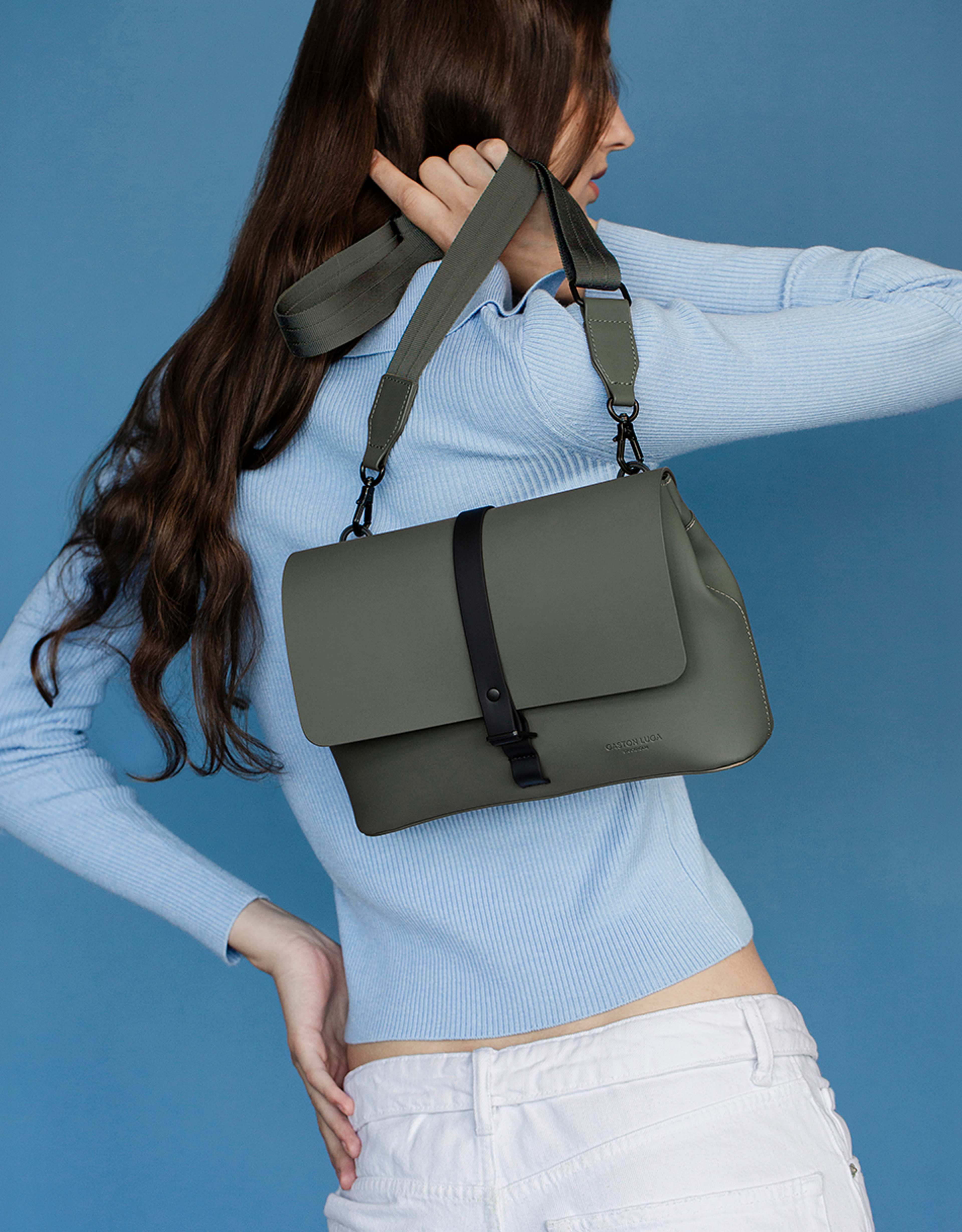 Spläsh Crossbody Medium, från Gaston Luga, i färgen olive. Klicka för att öppna bilden i stort format