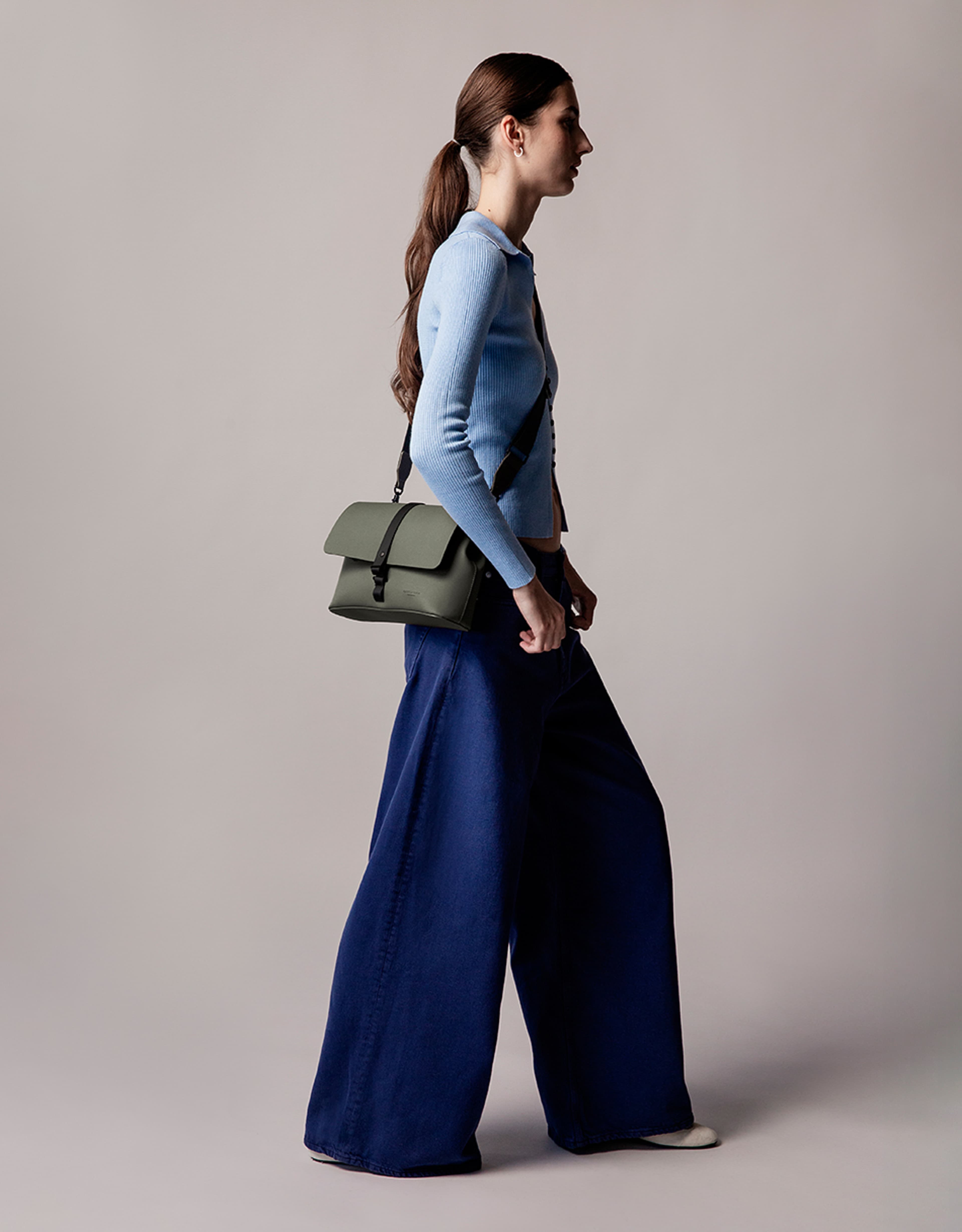 Spläsh Crossbody Medium, från Gaston Luga, i färgen olive. Klicka för att öppna bilden i stort format
