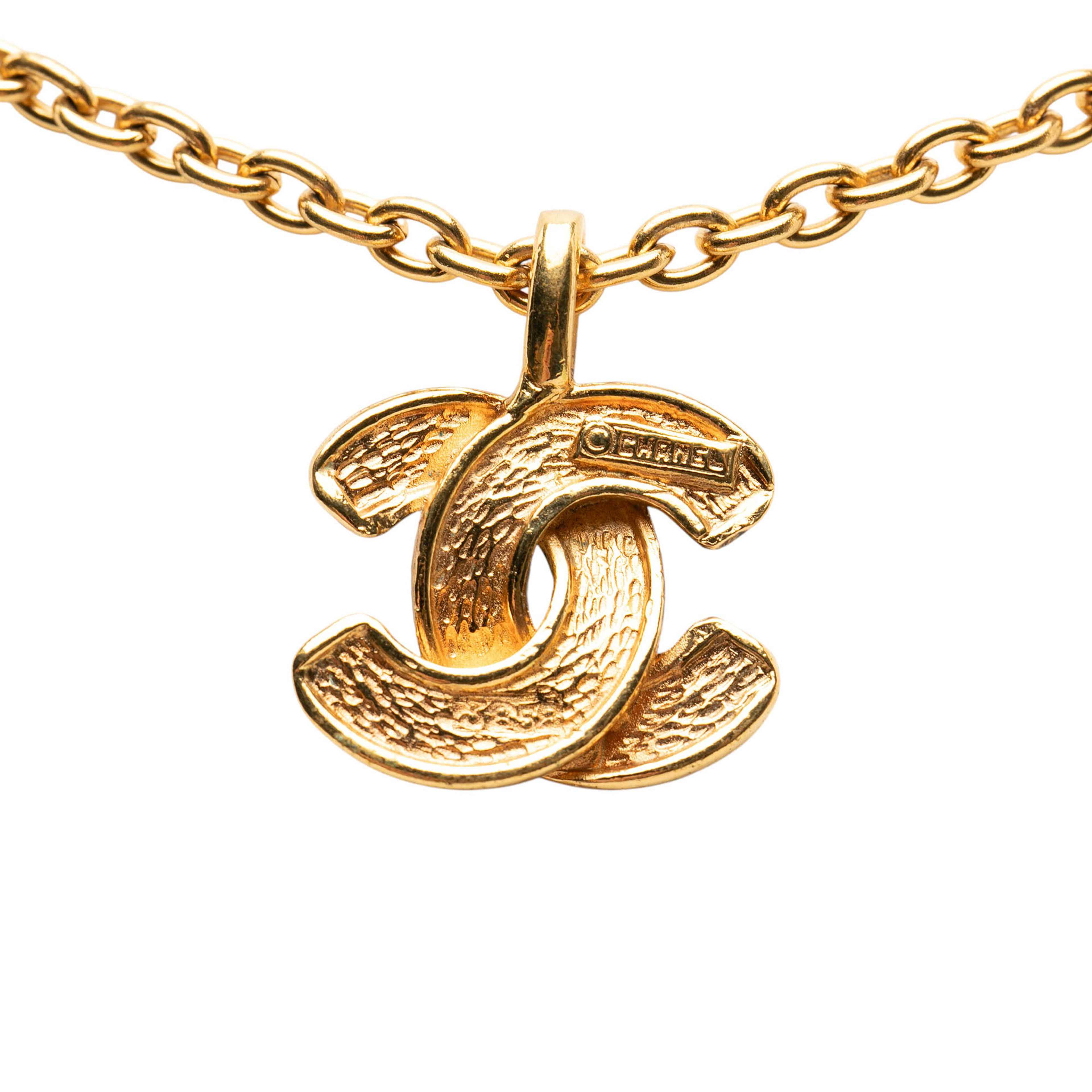 Chanel Gold Plated Quilted Cc Pendant Necklace, från Luxclusif, i färgen gold. Klicka för att öppna bilden i stort format