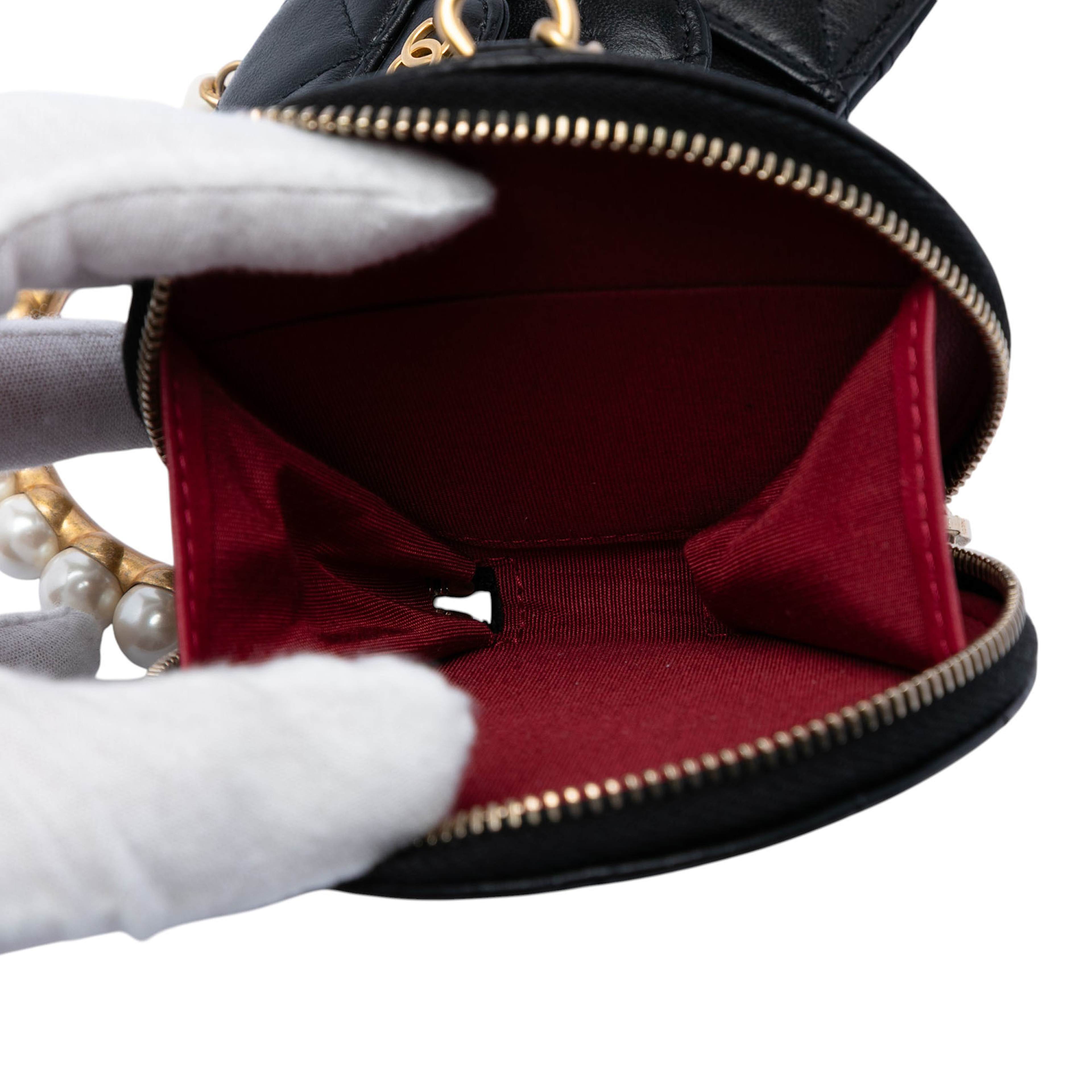 Chanel Quilted Lambskin Pearl Crown Cc Wristlet Multi Pouches, från Luxclusif, i färgen black. Klicka för att öppna bilden i stort format