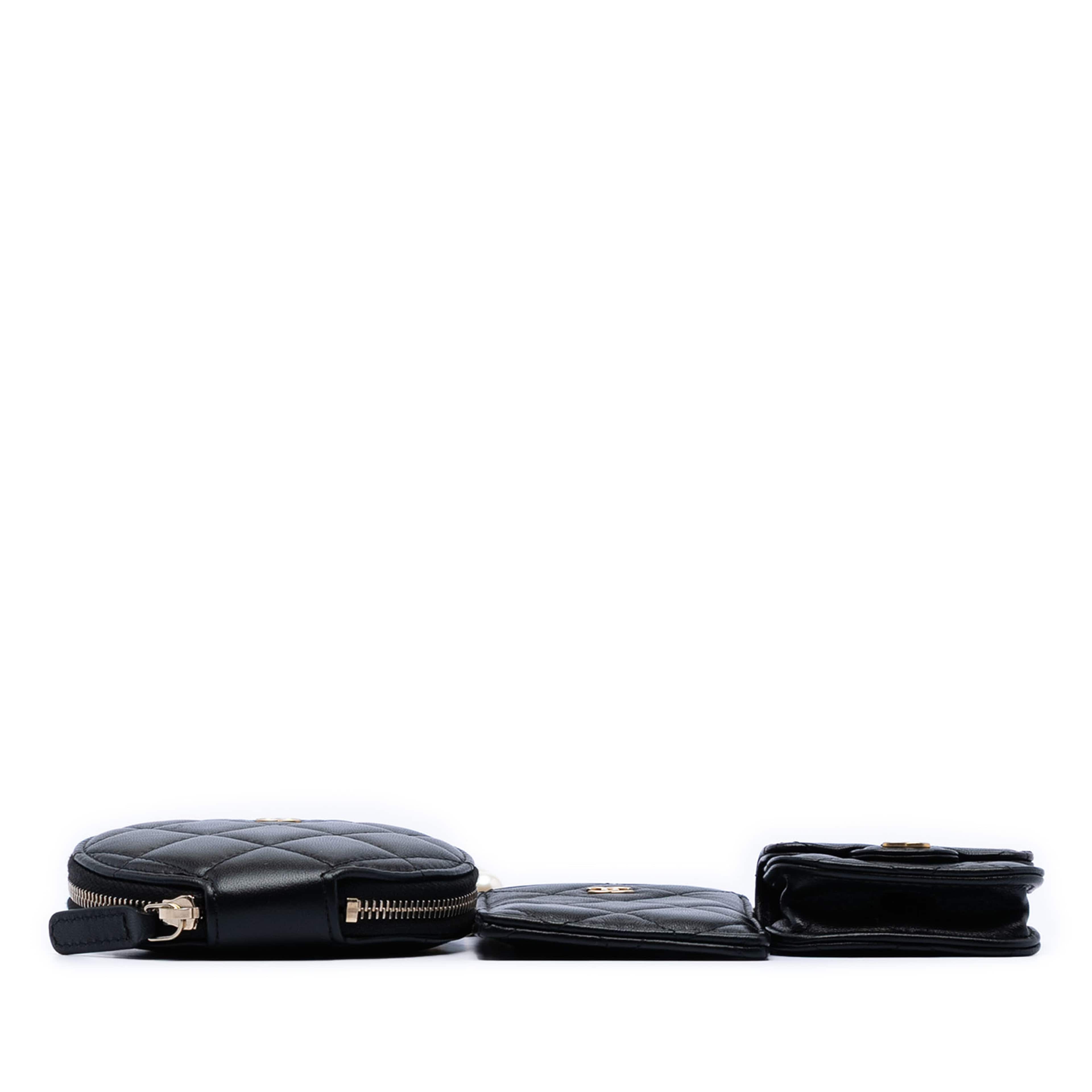 Chanel Quilted Lambskin Pearl Crown Cc Wristlet Multi Pouches, från Luxclusif, i färgen black. Klicka för att öppna bilden i stort format