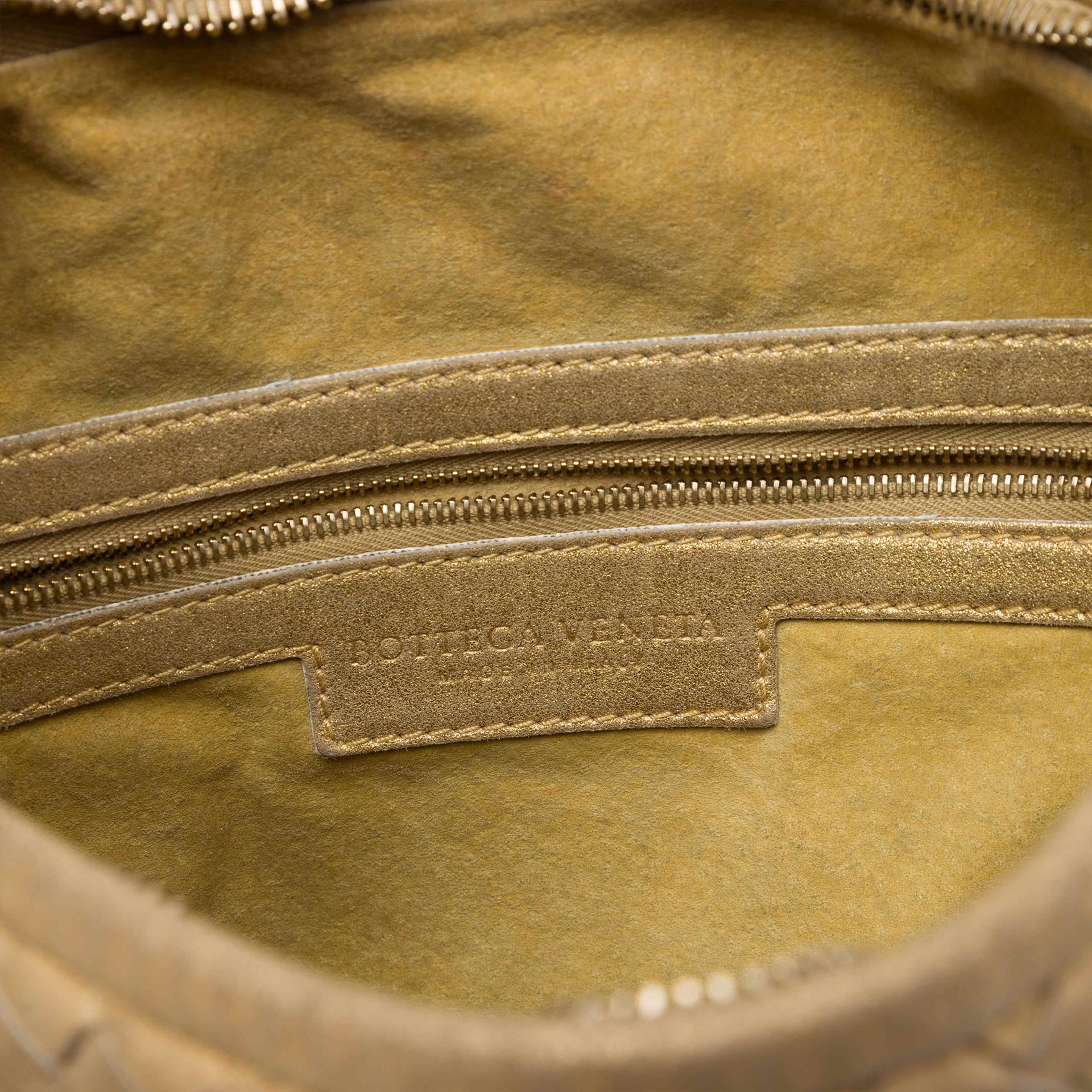 Bottega Veneta Small Metallic Nappa Intrecciato Veneta Hobo, från Luxclusif, i färgen guld. Klicka för att öppna bilden i stort format