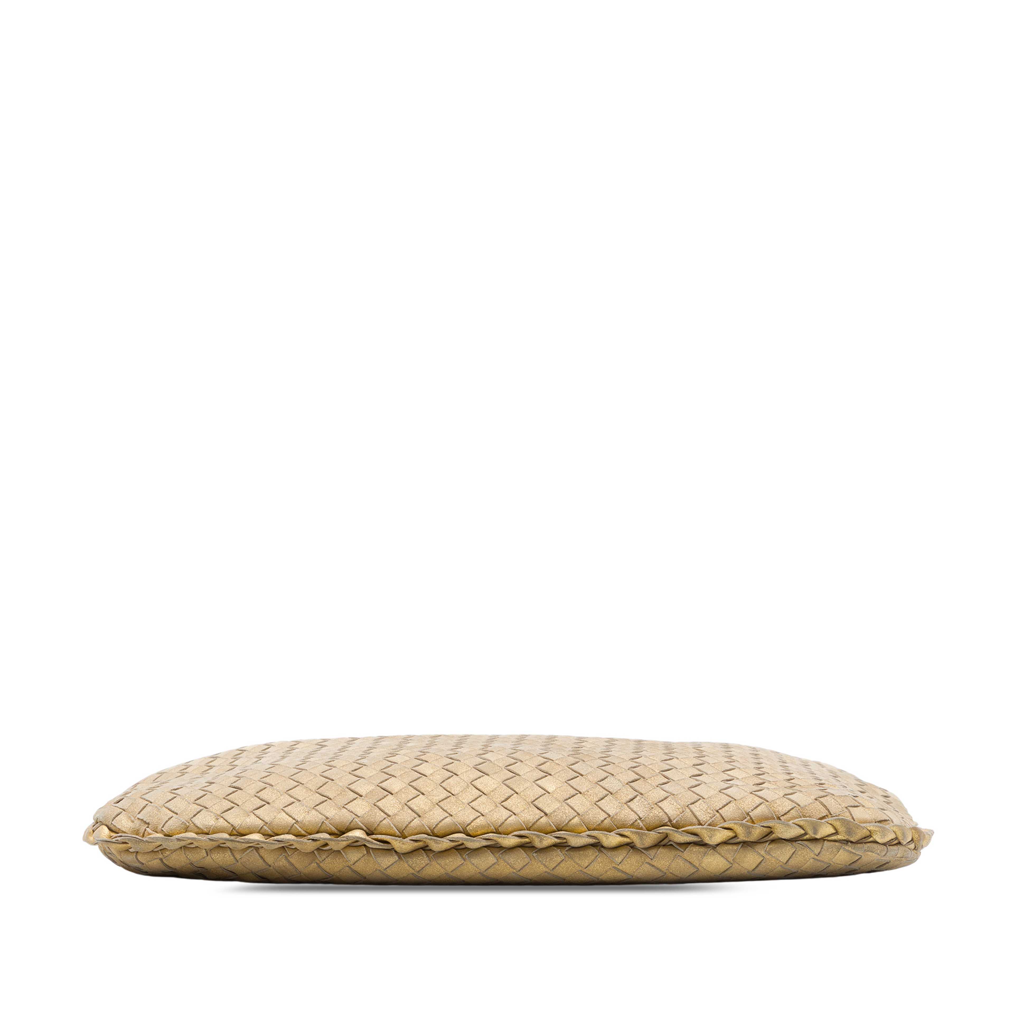 Bottega Veneta Small Metallic Nappa Intrecciato Veneta Hobo, från Luxclusif, i färgen guld. Klicka för att öppna bilden i stort format