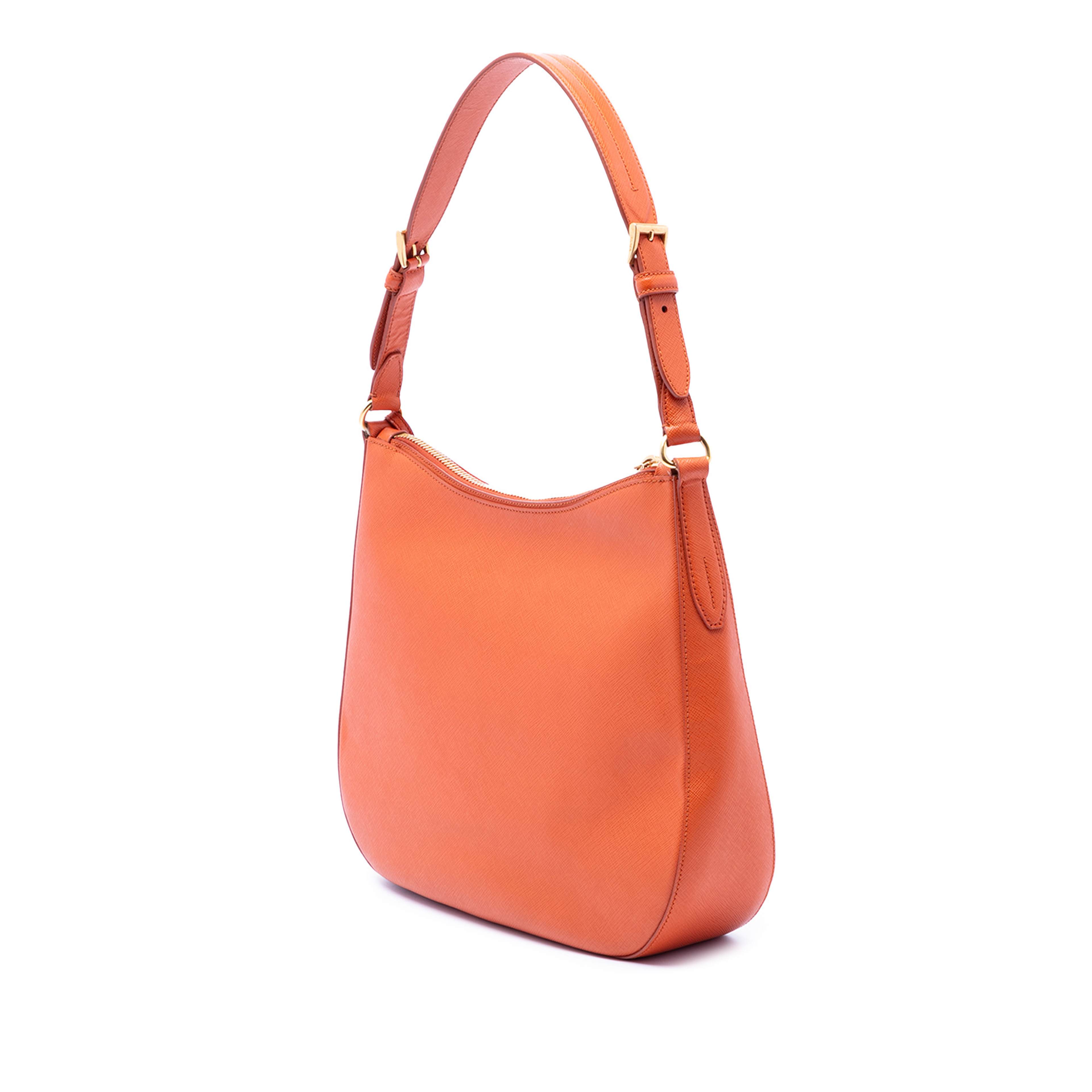 Prada Saffiano Lux Shoulder Bag, från Luxclusif, i färgen orange. Klicka för att öppna bilden i stort format