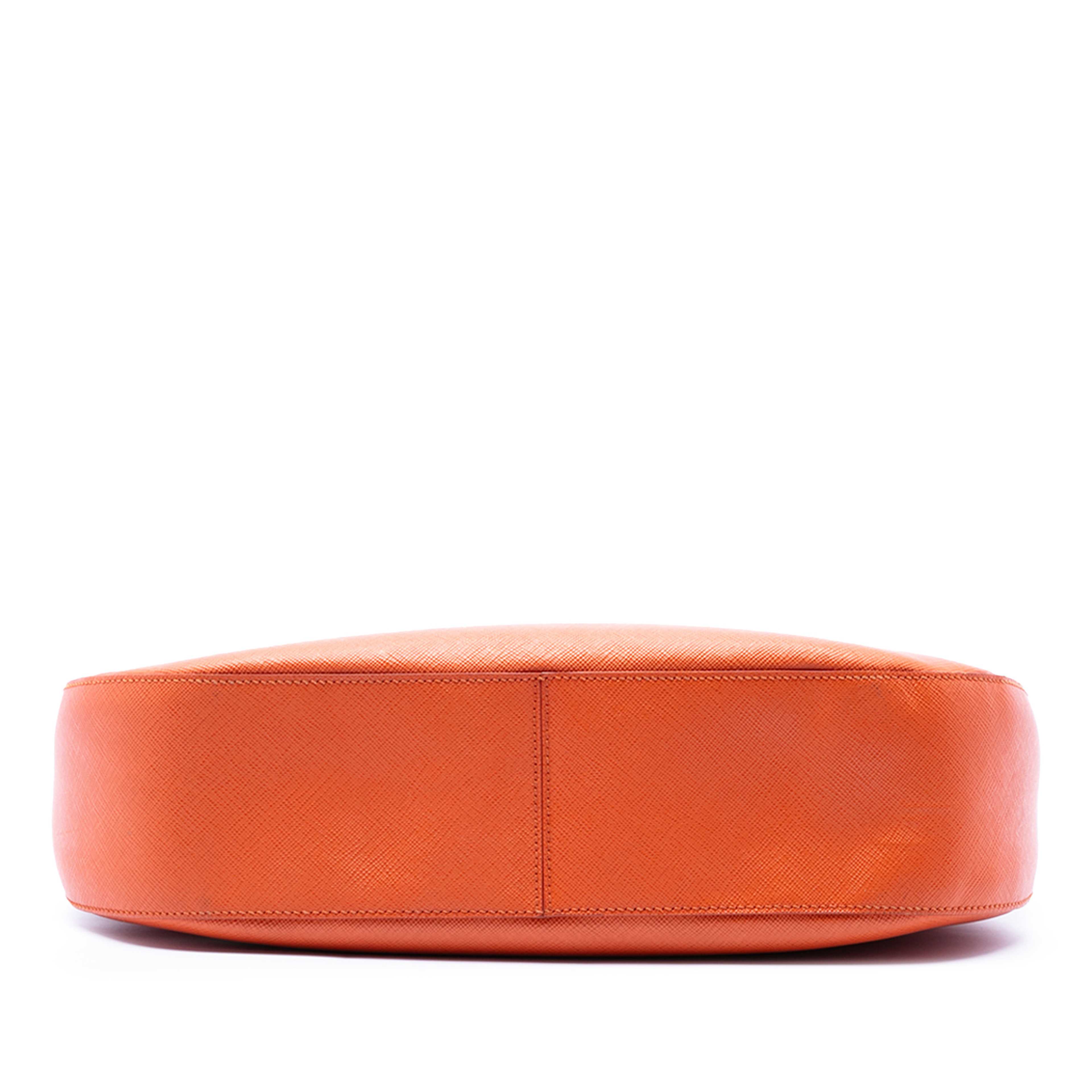 Prada Saffiano Lux Shoulder Bag, från Luxclusif, i färgen orange. Klicka för att öppna bilden i stort format