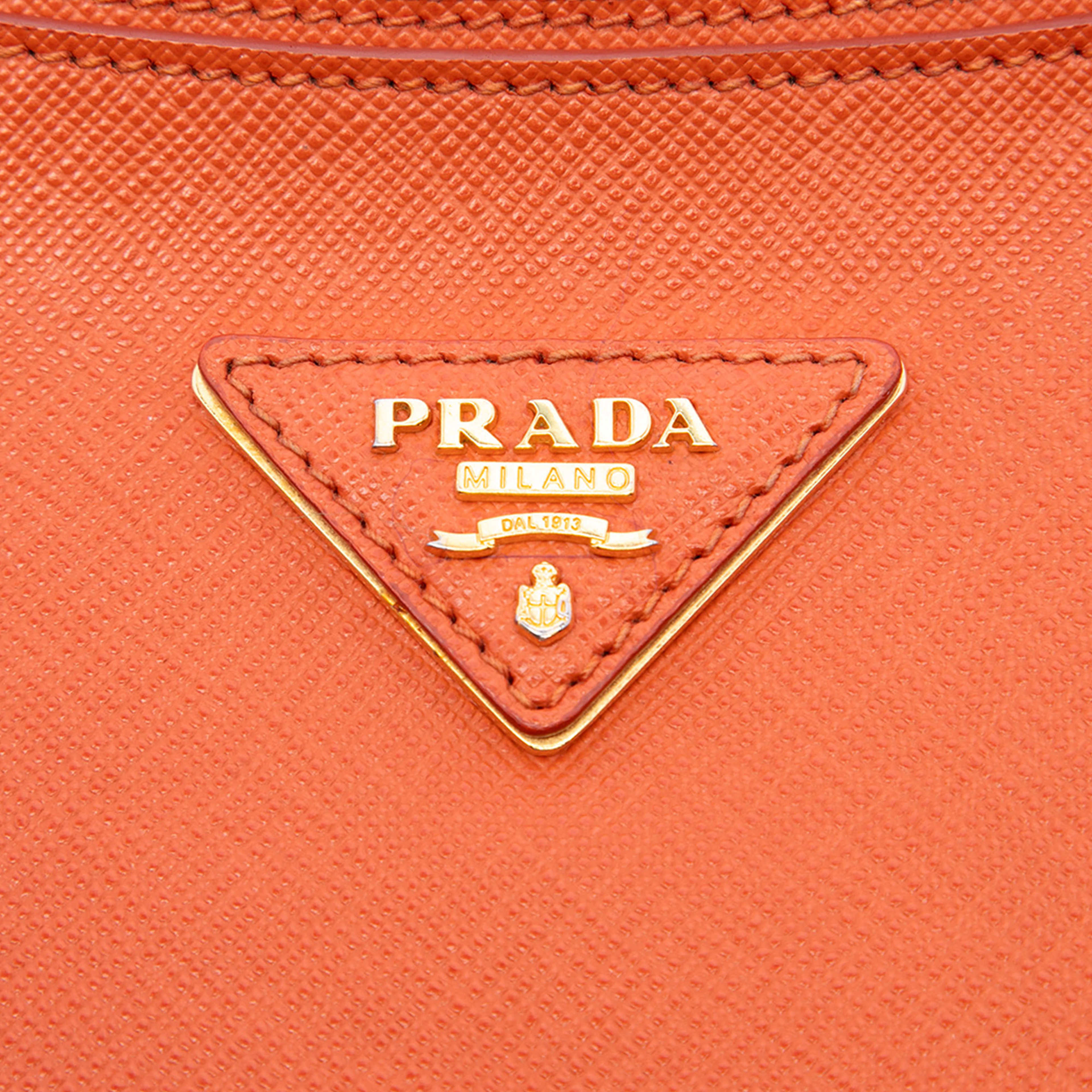 Prada Saffiano Lux Shoulder Bag, från Luxclusif, i färgen orange. Klicka för att öppna bilden i stort format