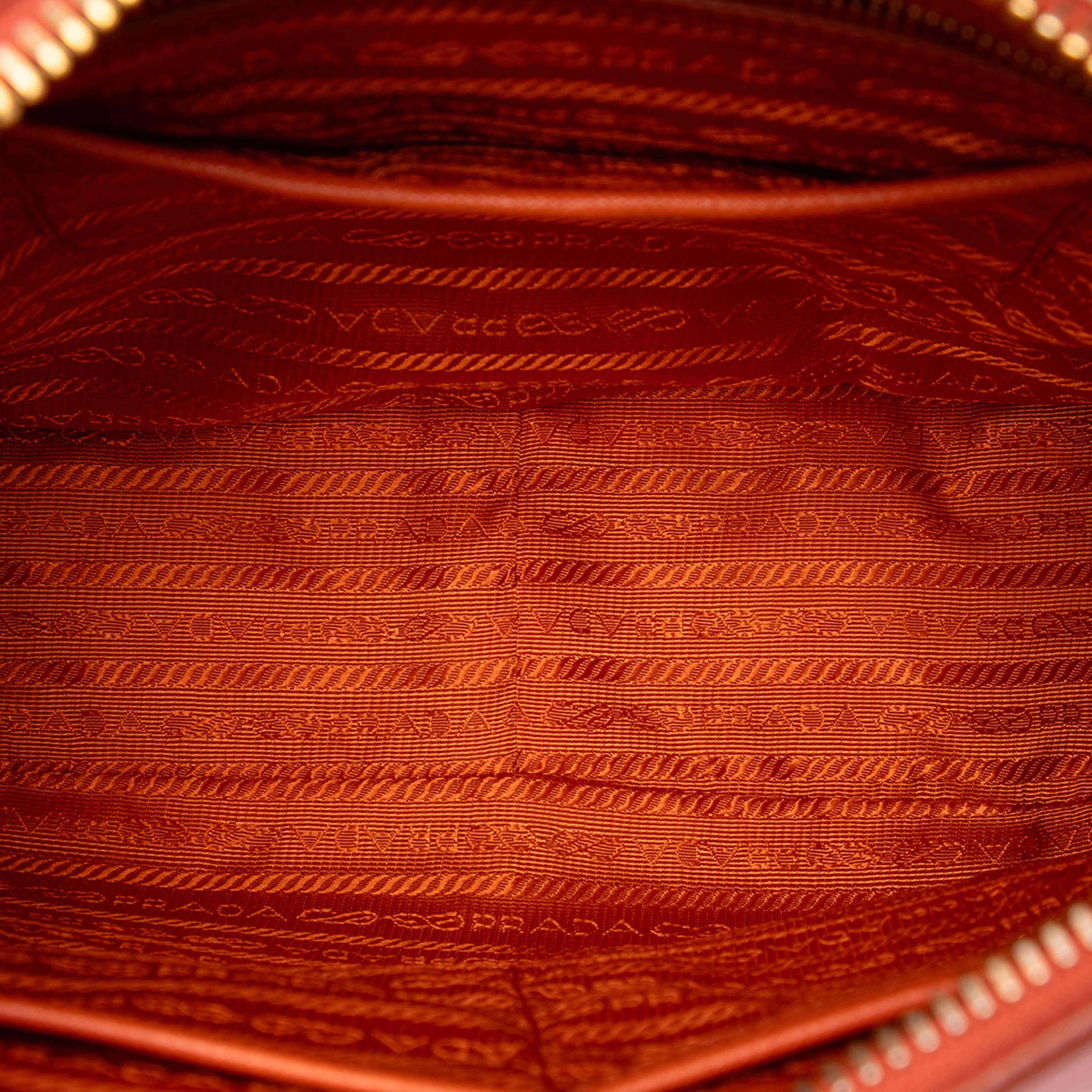 Prada Saffiano Lux Shoulder Bag, från Luxclusif, i färgen orange. Klicka för att öppna bilden i stort format