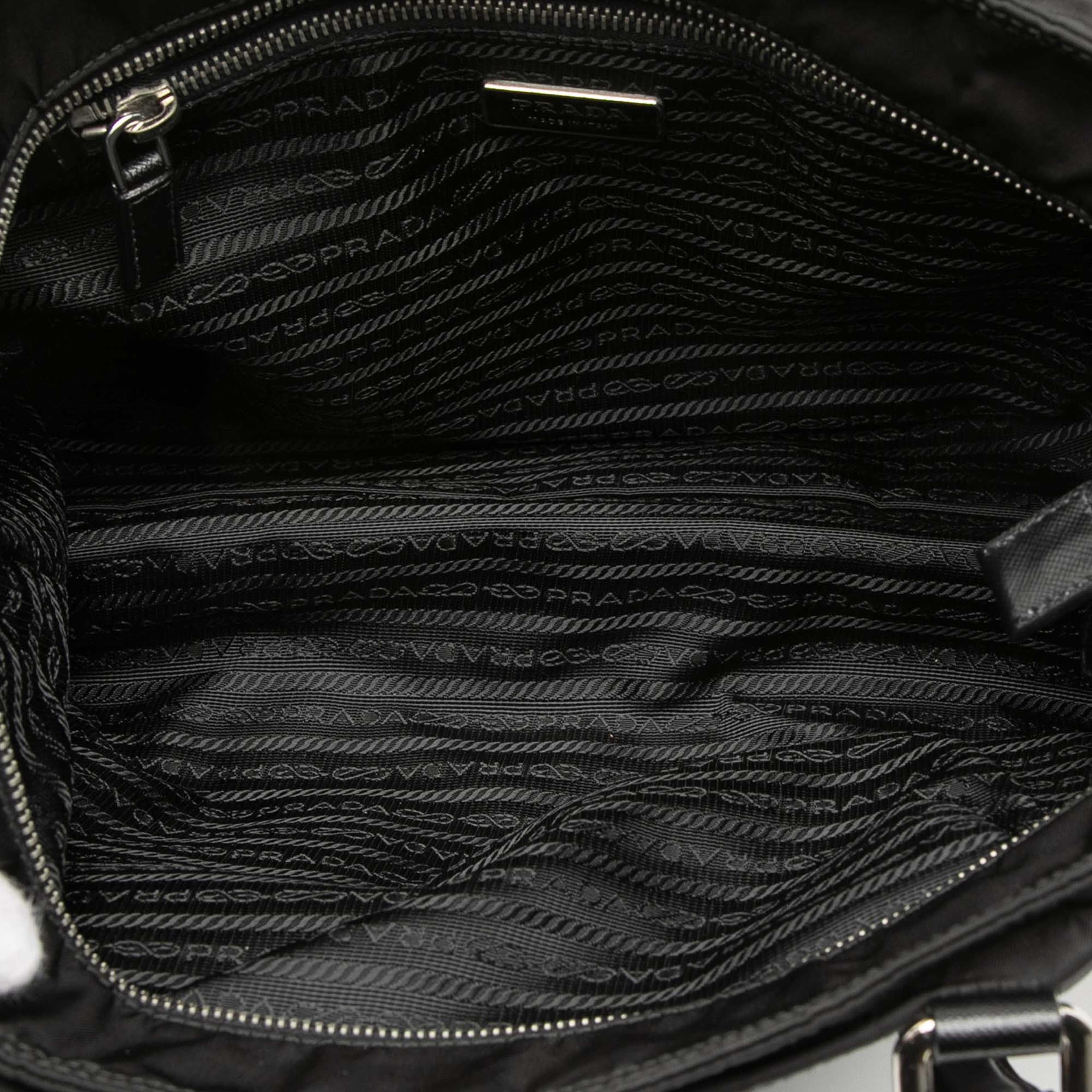 Prada Saffiano Trimmed Tessuto Tote, från Luxclusif, i färgen black. Klicka för att öppna bilden i stort format