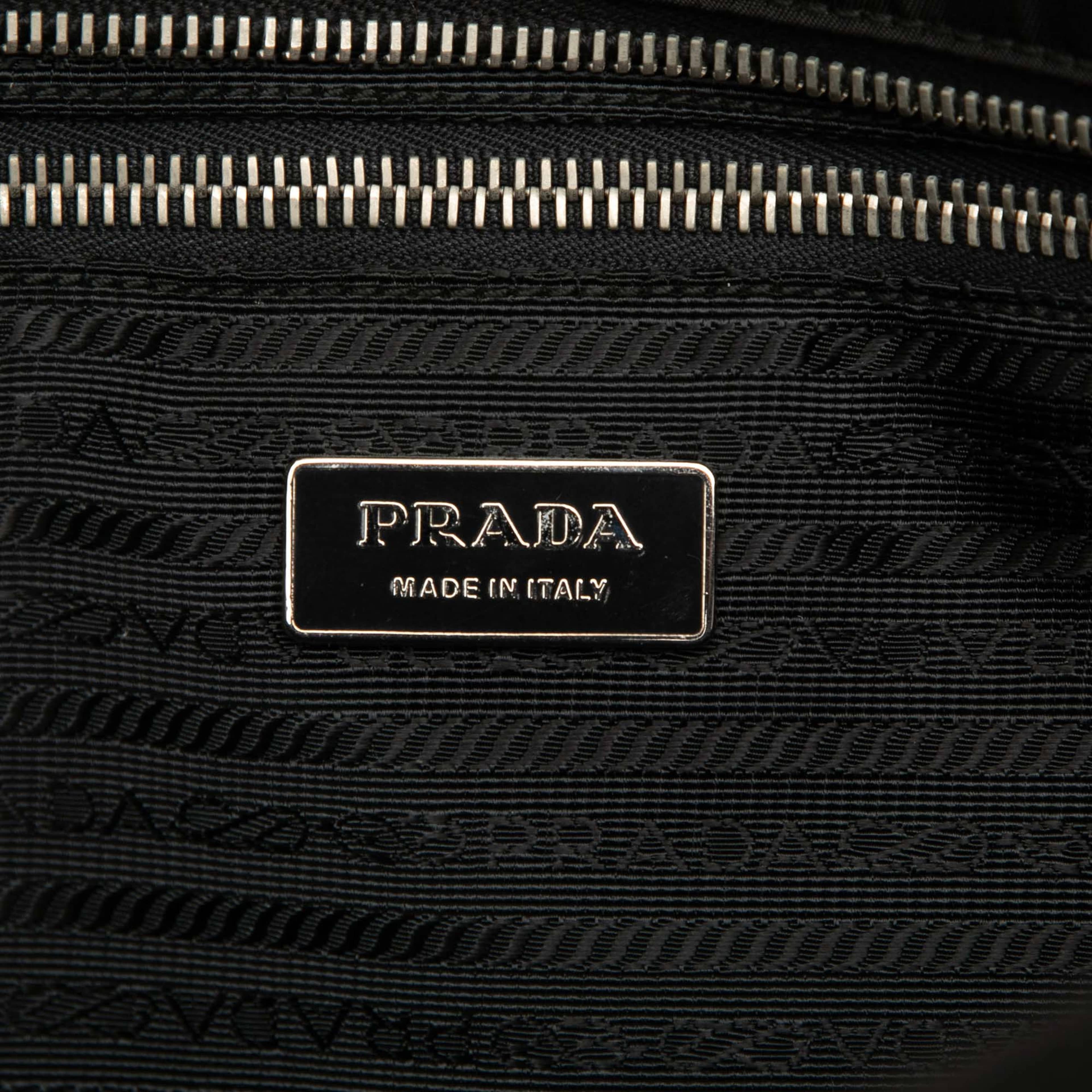 Prada Saffiano Trimmed Tessuto Tote, från Luxclusif, i färgen black. Klicka för att öppna bilden i stort format