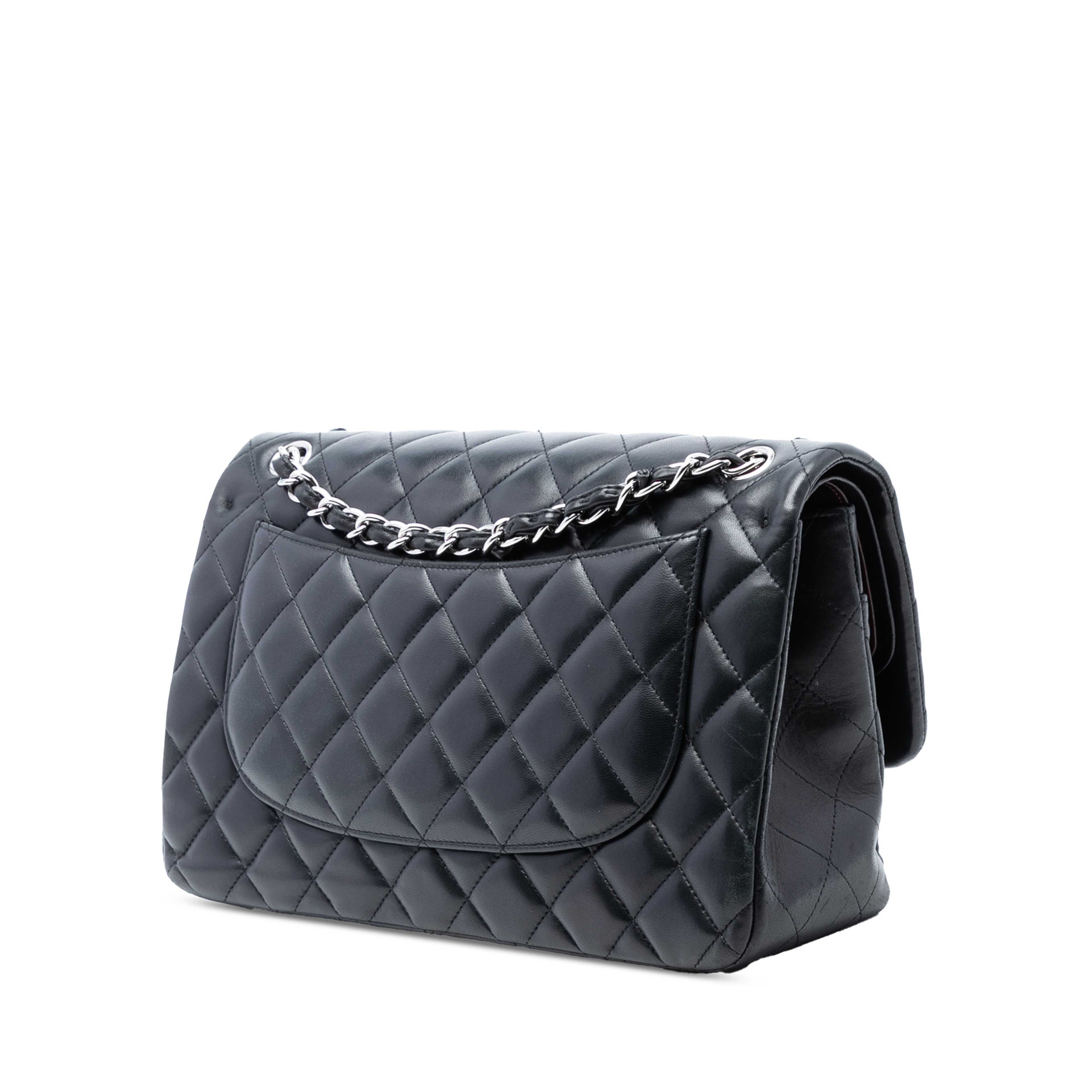Chanel Jumbo Classic Lambskin Double Flap, från Luxclusif, i färgen black. Klicka för att öppna bilden i stort format