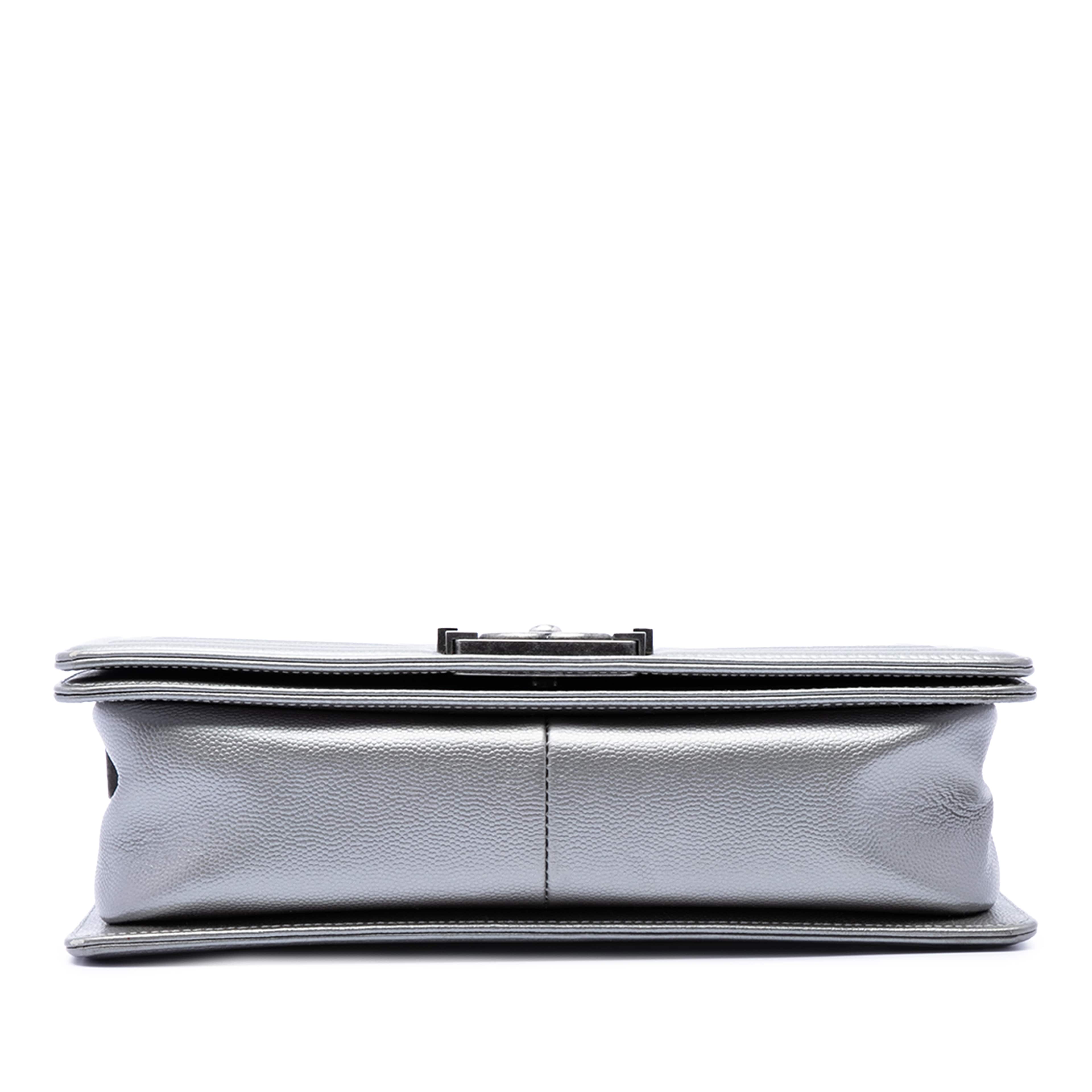 Chanel Old Medium Quilted Metallic Caviar Boy Flap, från Luxclusif, i färgen silver. Klicka för att öppna bilden i stort format