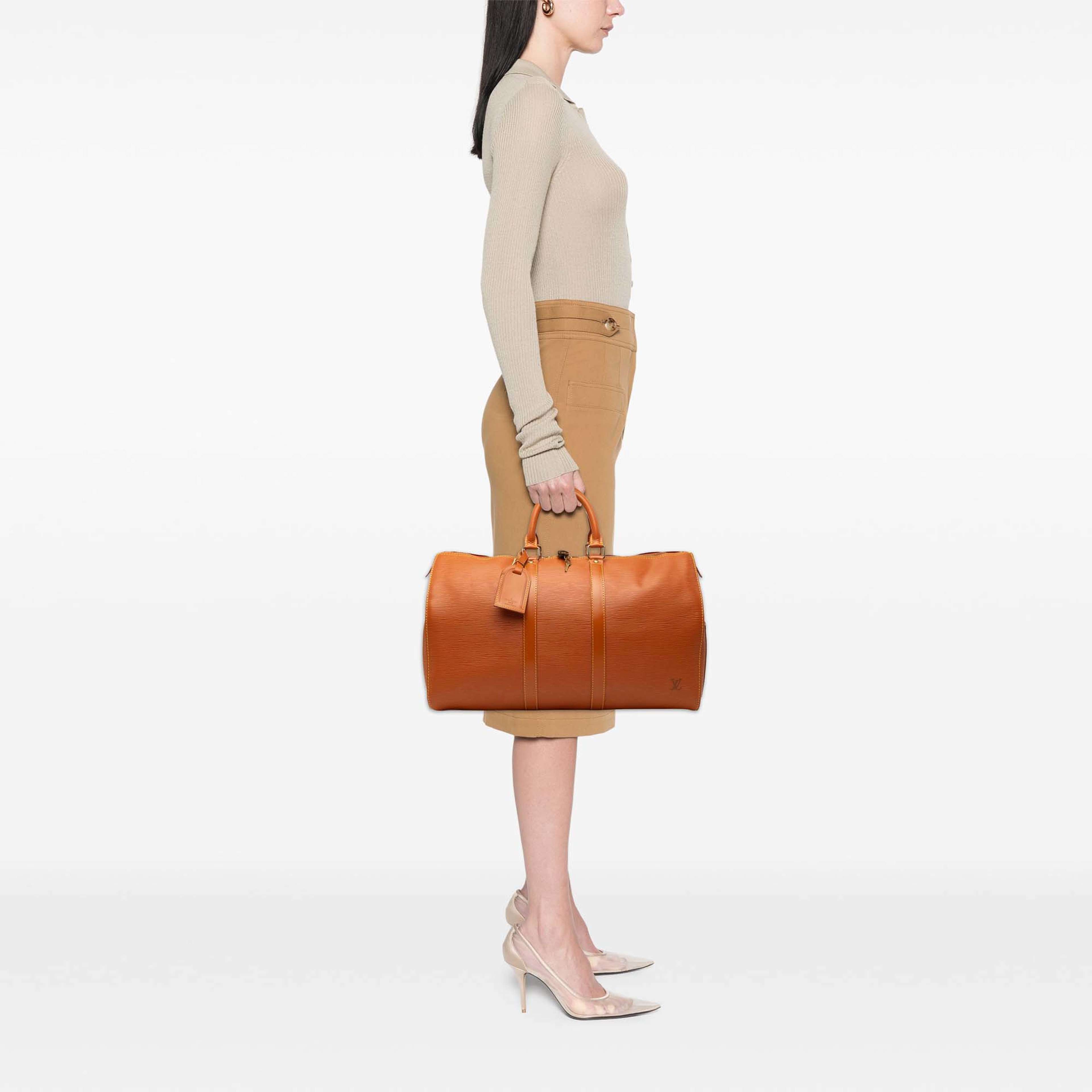 Louis Vuitton Epi Keepall 45, från Luxclusif, i färgen brun. Klicka för att öppna bilden i stort format