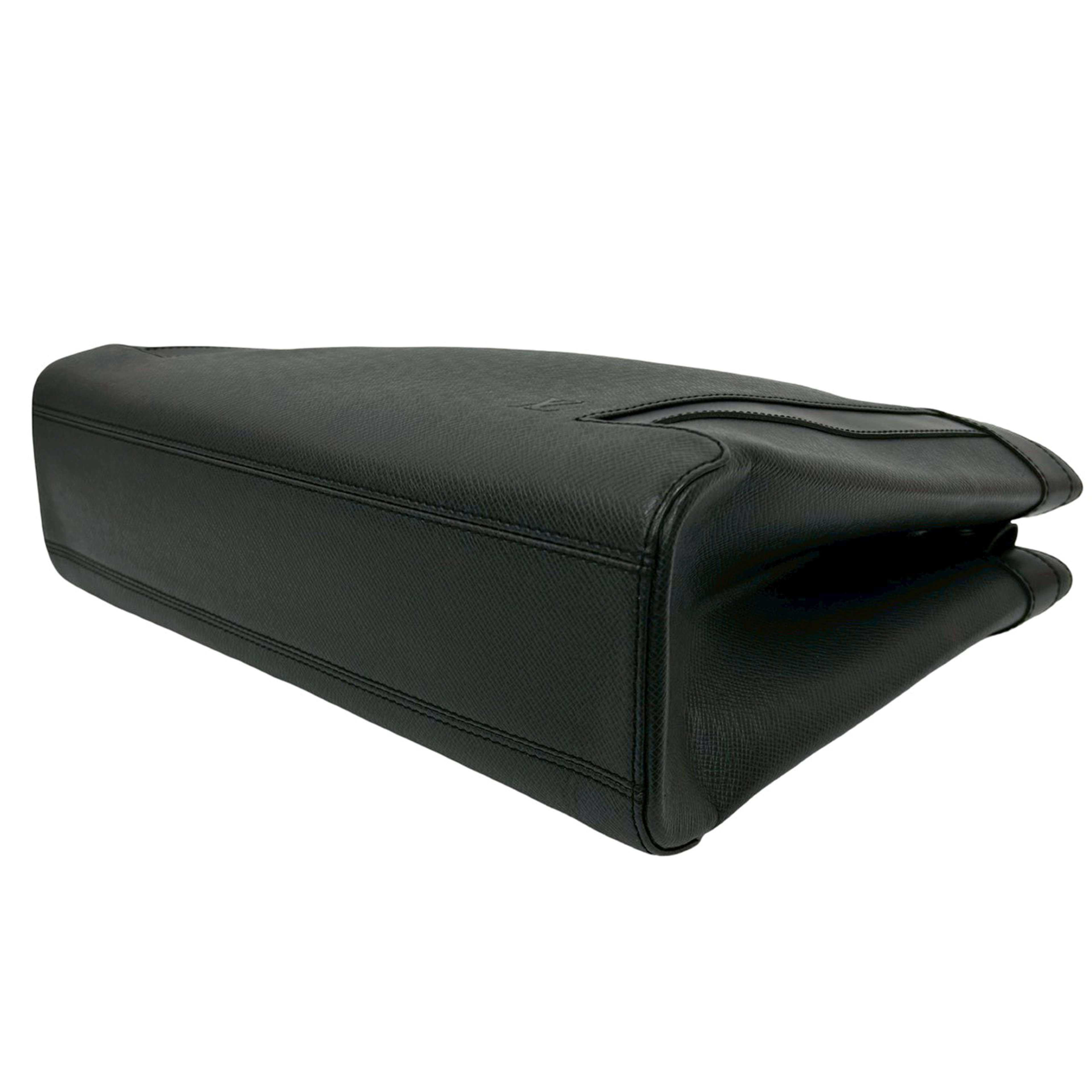 Louis Vuitton Taiga Kasbek Pm, från Luxclusif, i färgen black. Klicka för att öppna bilden i stort format