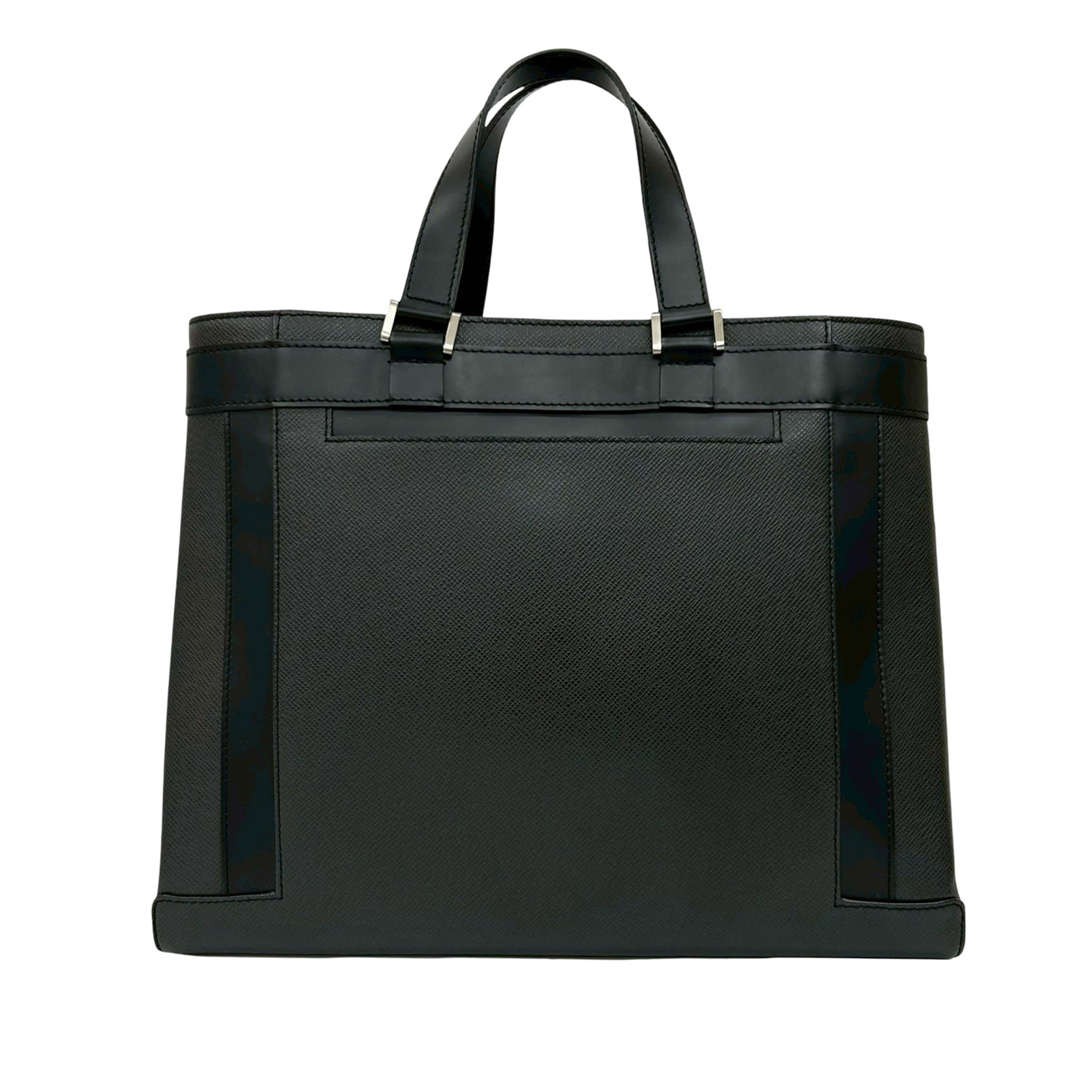 Louis Vuitton Taiga Kasbek Pm, från Luxclusif, i färgen black. Klicka för att öppna bilden i stort format