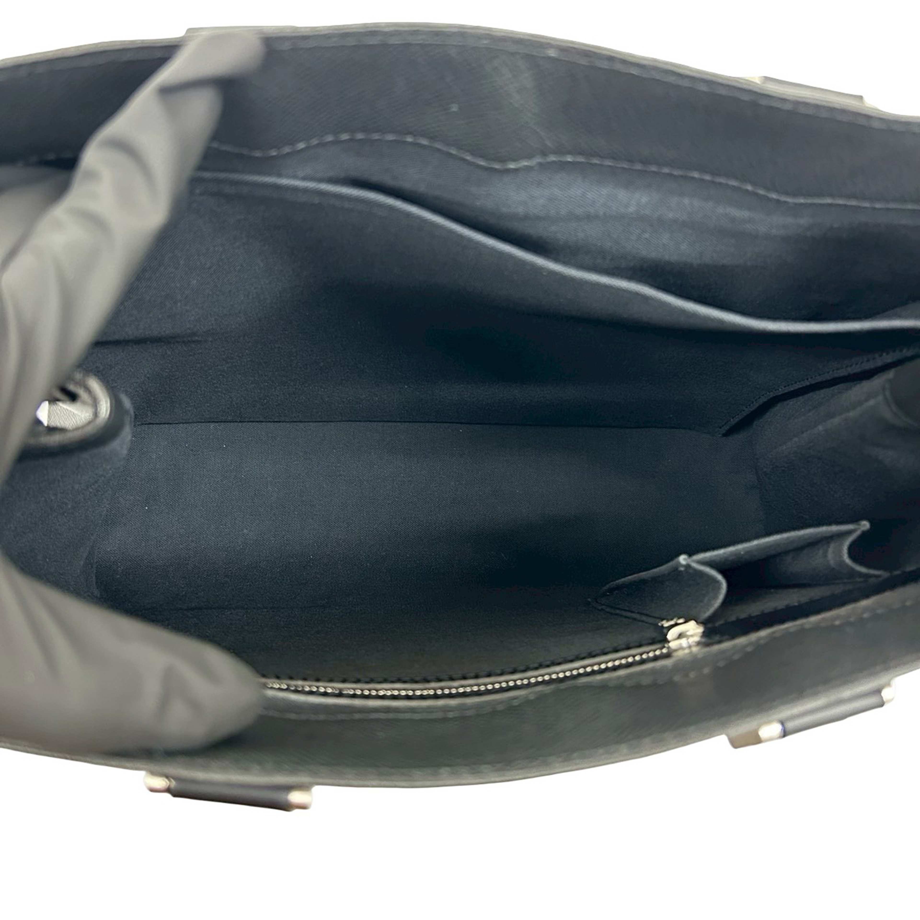 Louis Vuitton Taiga Kasbek Pm, från Luxclusif, i färgen black. Klicka för att öppna bilden i stort format