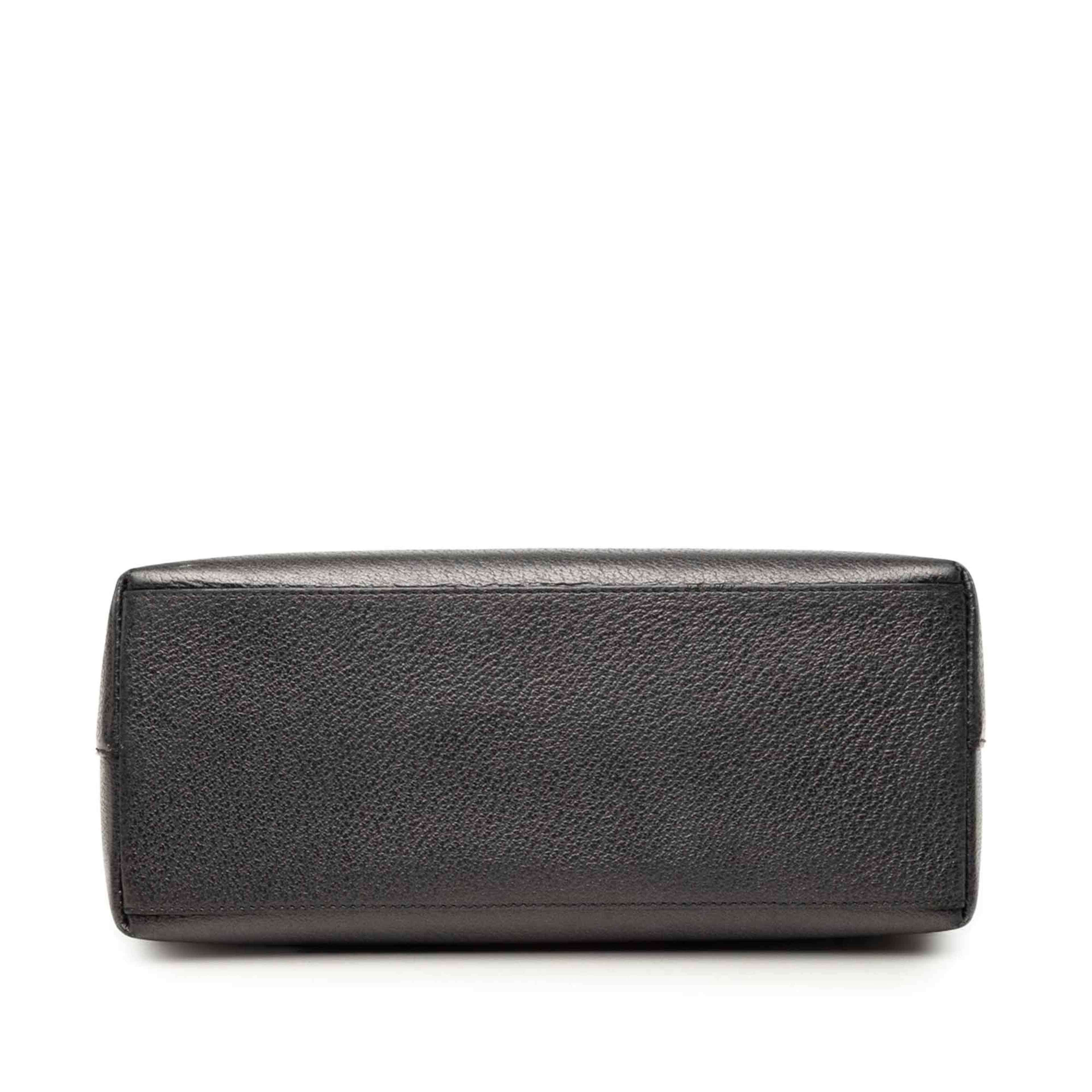 Gucci Calfskin Bamboo Flap Top Handle Bag, från Luxclusif, i färgen grå. Klicka för att öppna bilden i stort format