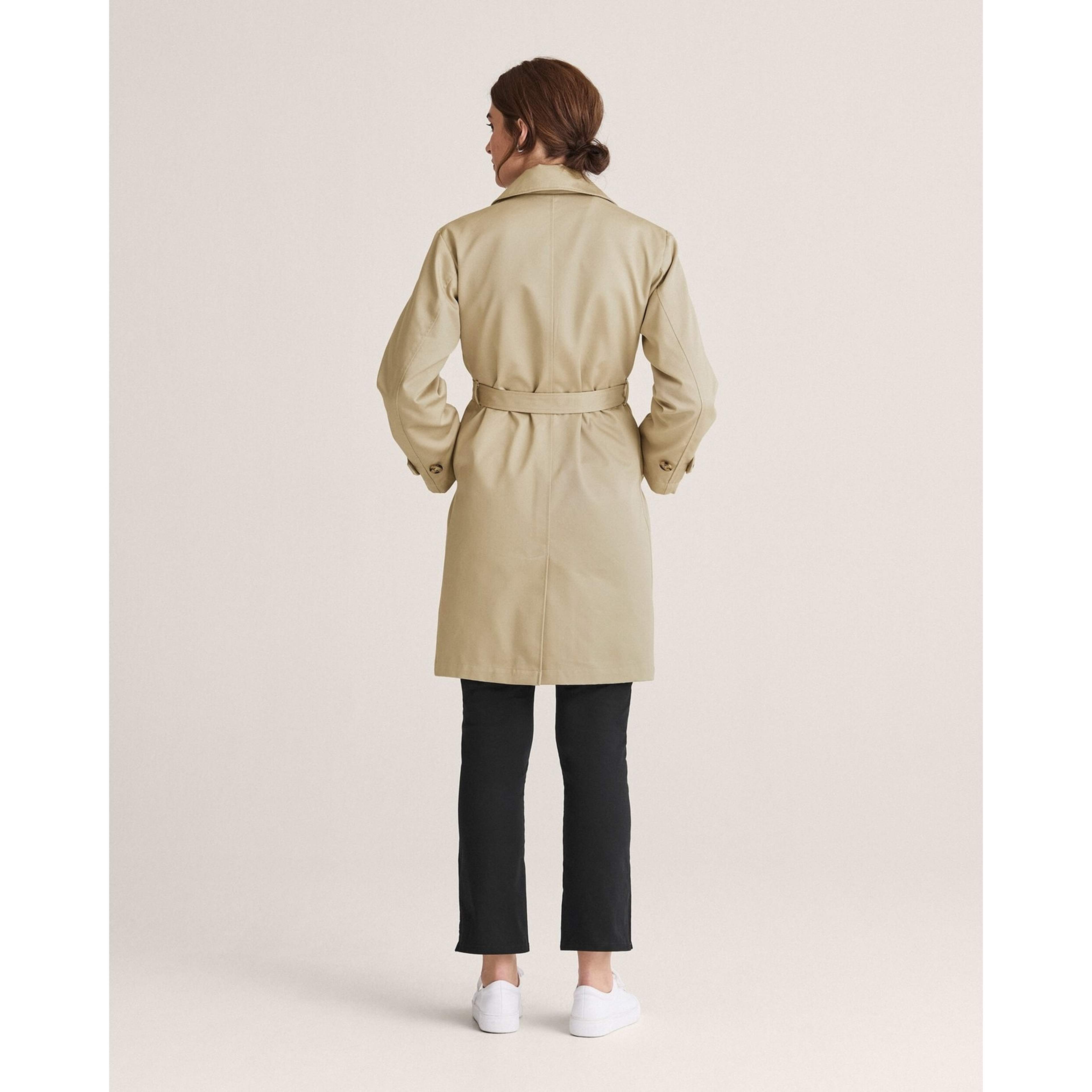 Angela Trenchcoat, från Newhouse, i färgen ljus khaki. Klicka för att öppna bilden i stort format