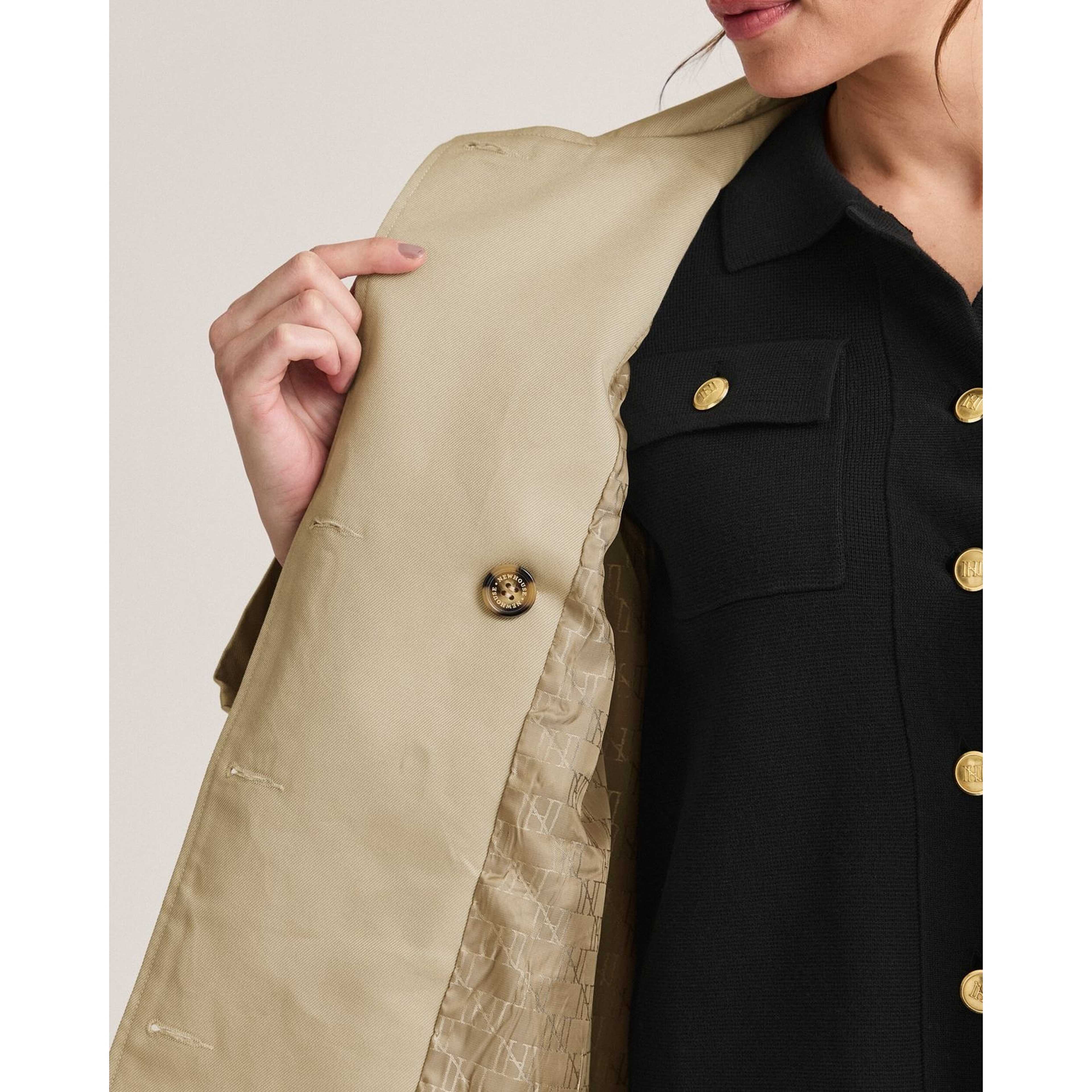 Angela Trenchcoat, från Newhouse, i färgen ljus khaki. Klicka för att öppna bilden i stort format