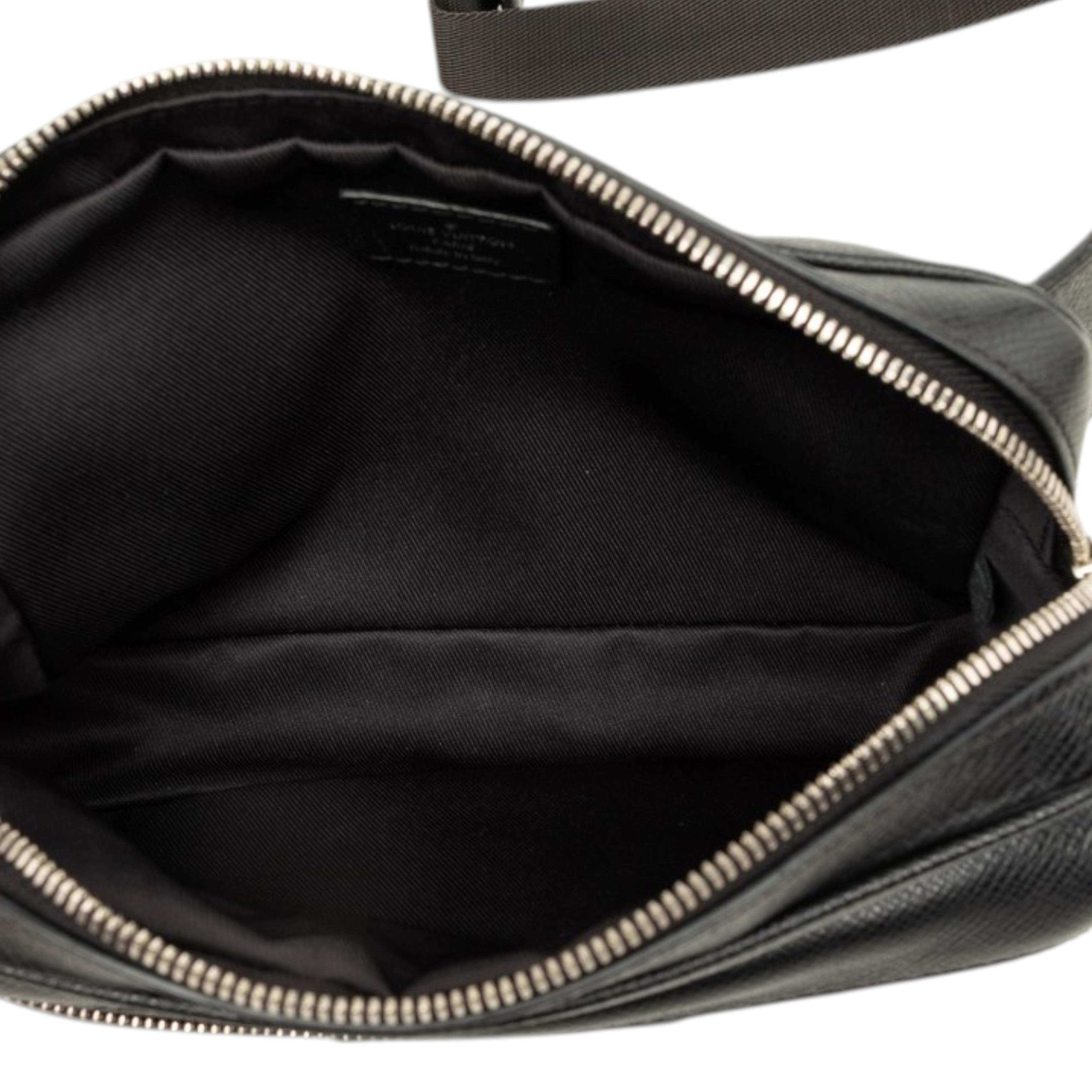 Louis Vuitton Taiga Outdoor Bumbag, från Luxclusif, i färgen svart. Klicka för att öppna bilden i stort format