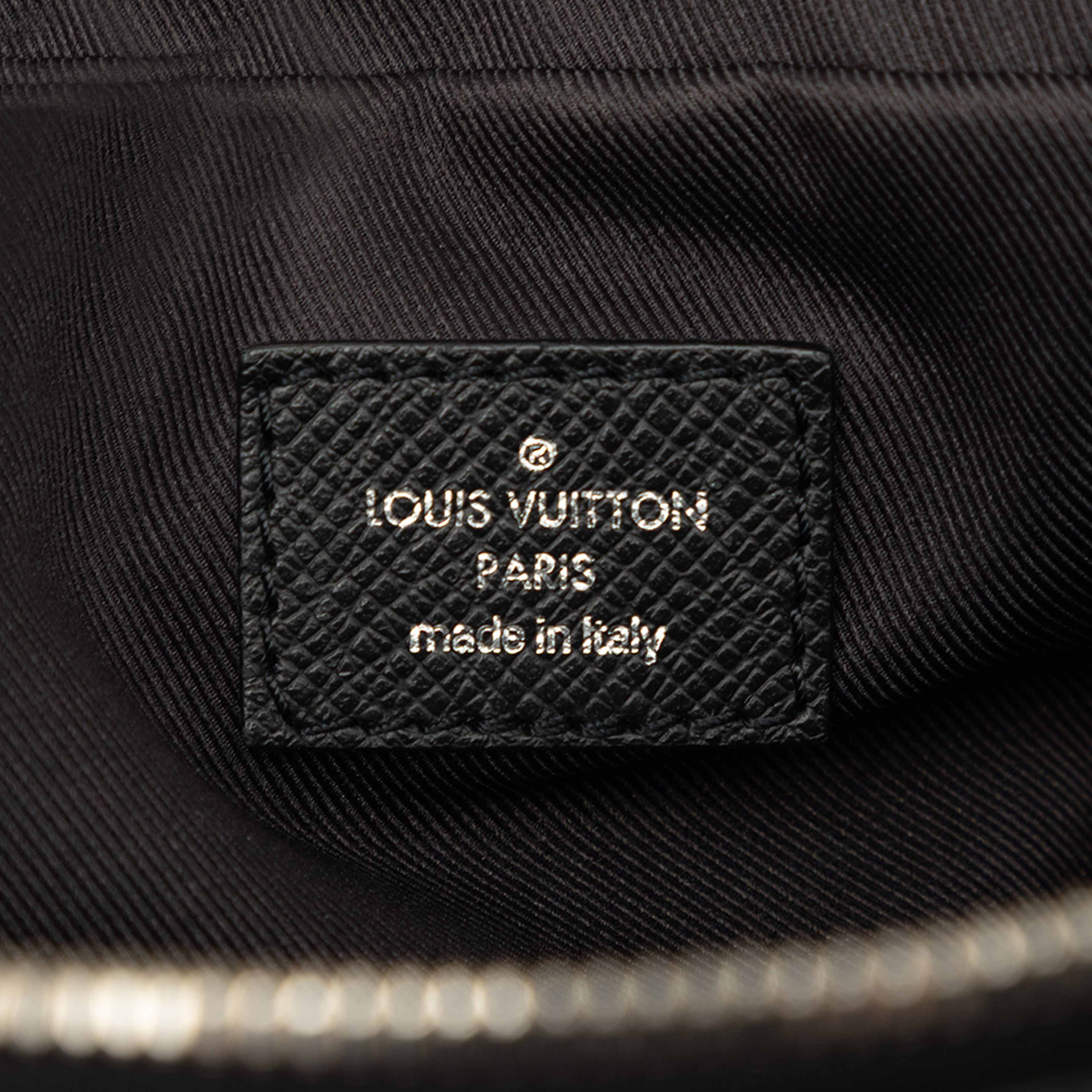 Louis Vuitton Taiga Outdoor Bumbag, från Luxclusif, i färgen svart. Klicka för att öppna bilden i stort format