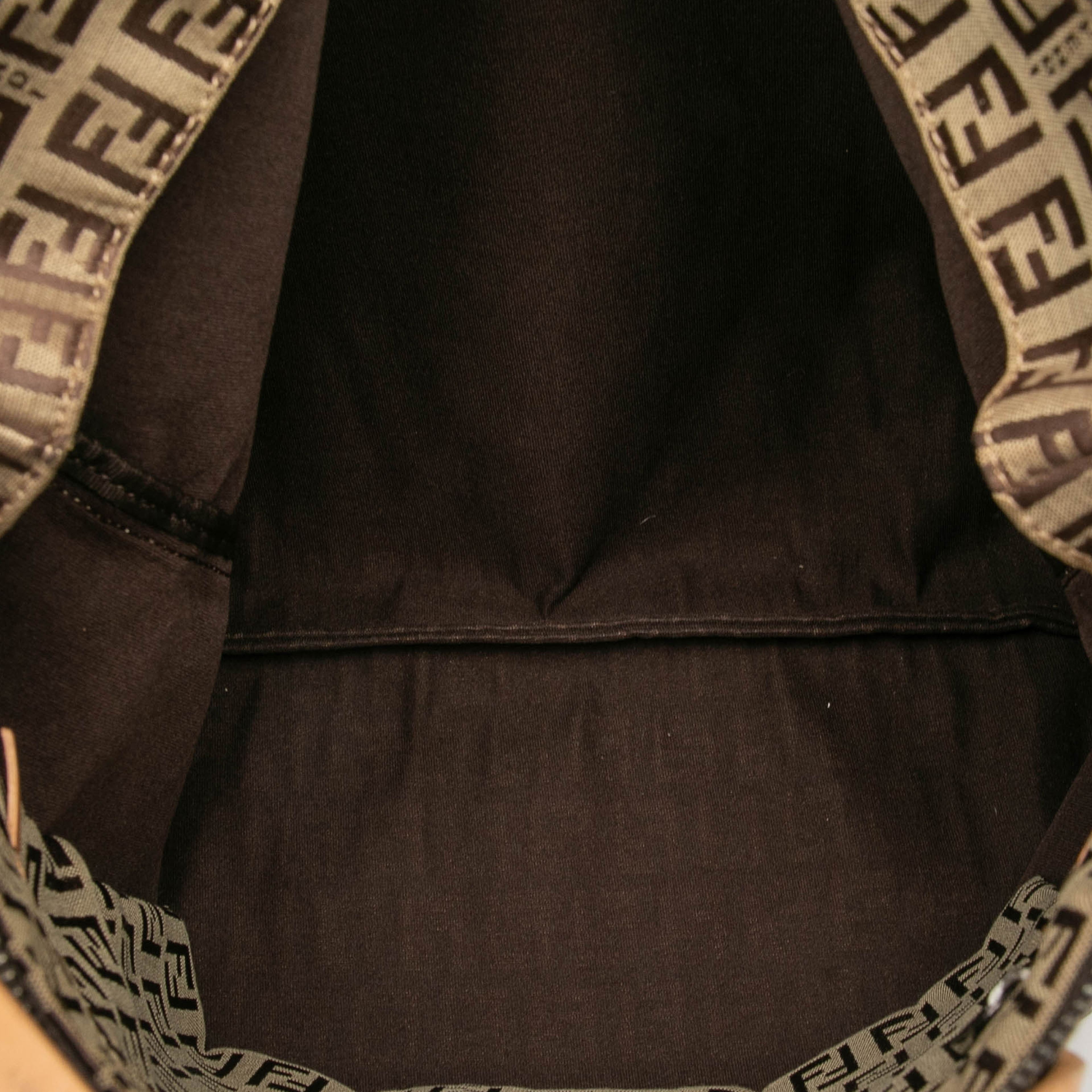 Fendi Zucchino Canvas Tote, från Luxclusif, i färgen light brown. Klicka för att öppna bilden i stort format