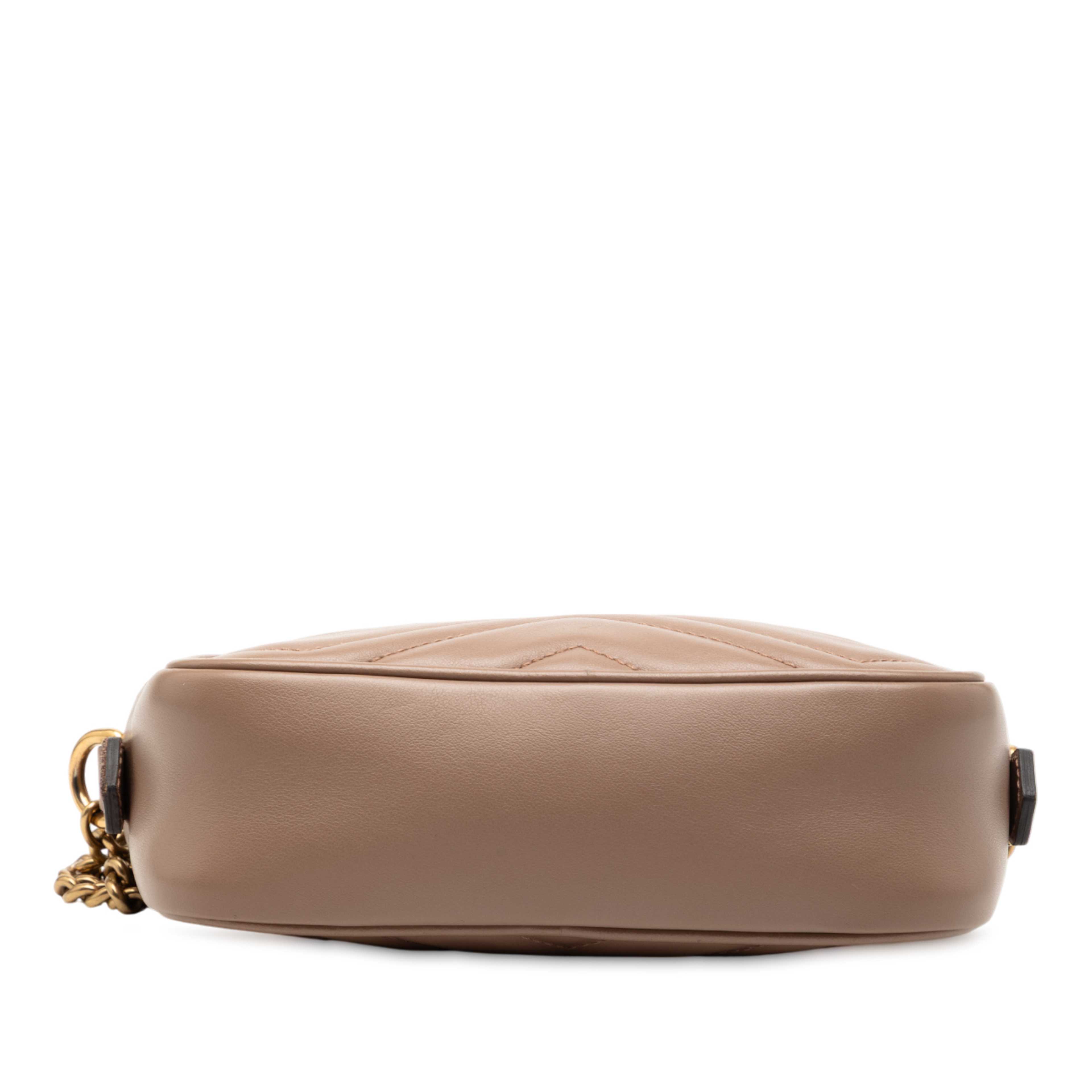 Gucci Mini Gg Marmont Matelasse Leather Crossbody, från Luxclusif, i färgen brun. Klicka för att öppna bilden i stort format