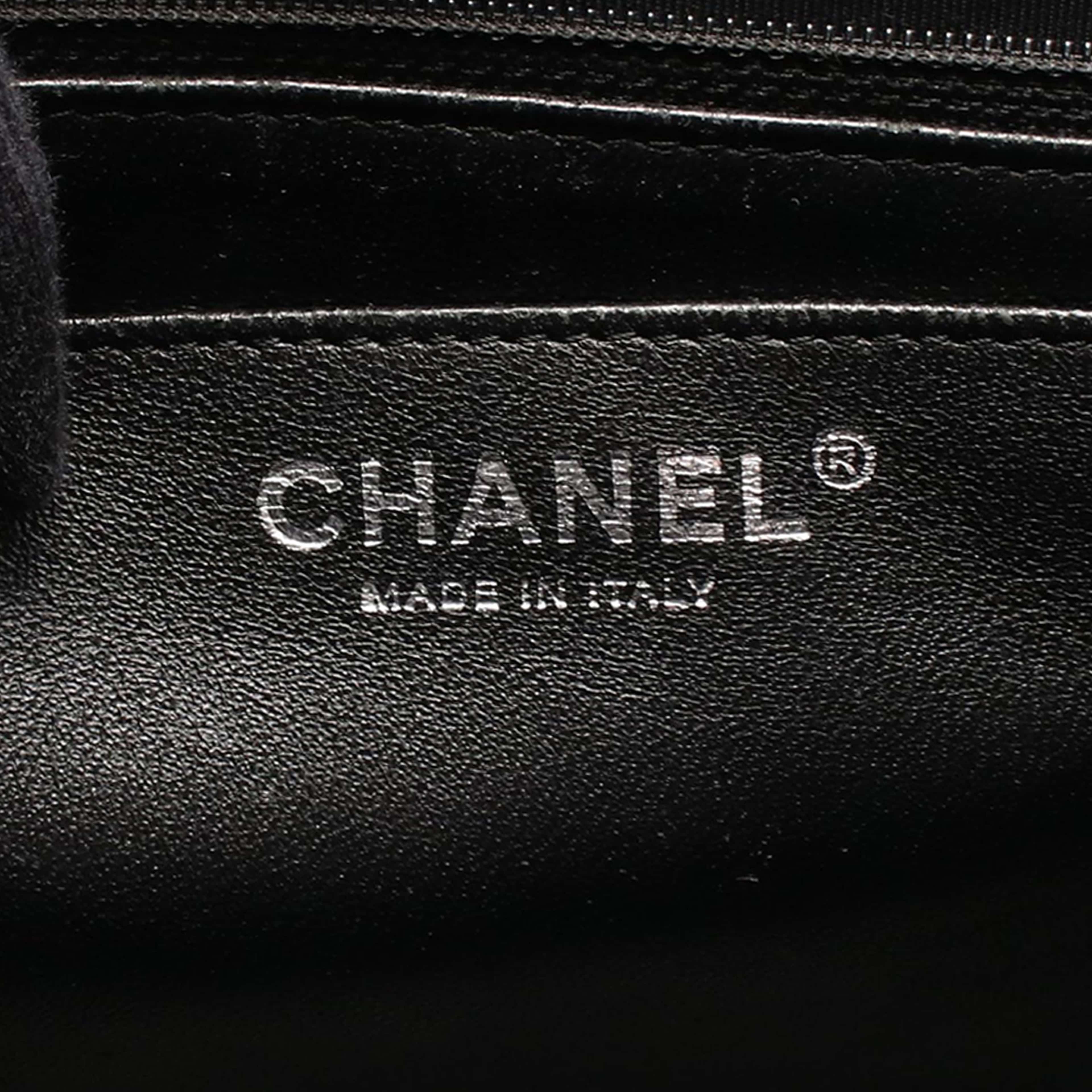 Chanel Maxi Quilted Caviar Single Flap, från Luxclusif, i färgen black. Klicka för att öppna bilden i stort format
