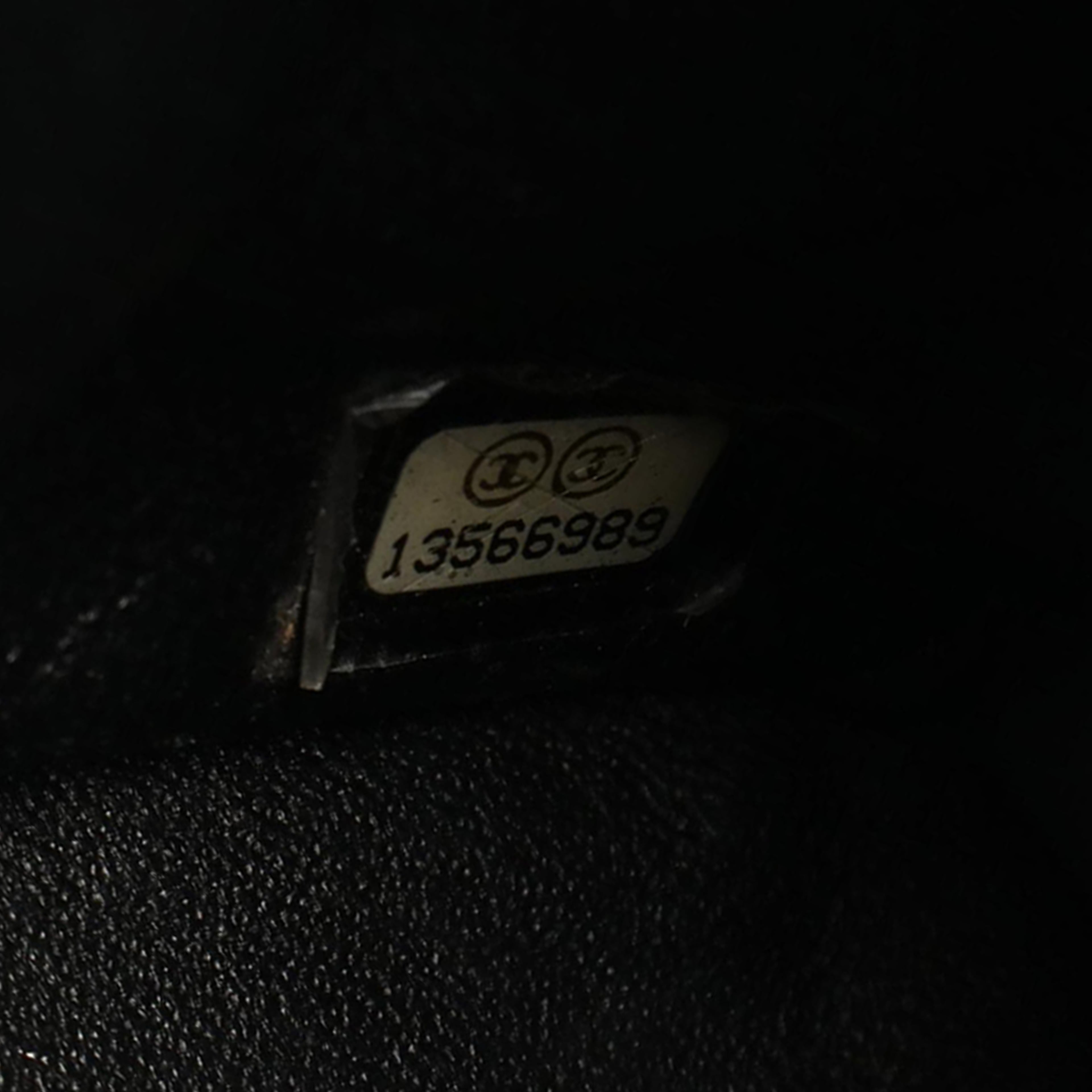 Chanel Maxi Quilted Caviar Single Flap, från Luxclusif, i färgen black. Klicka för att öppna bilden i stort format