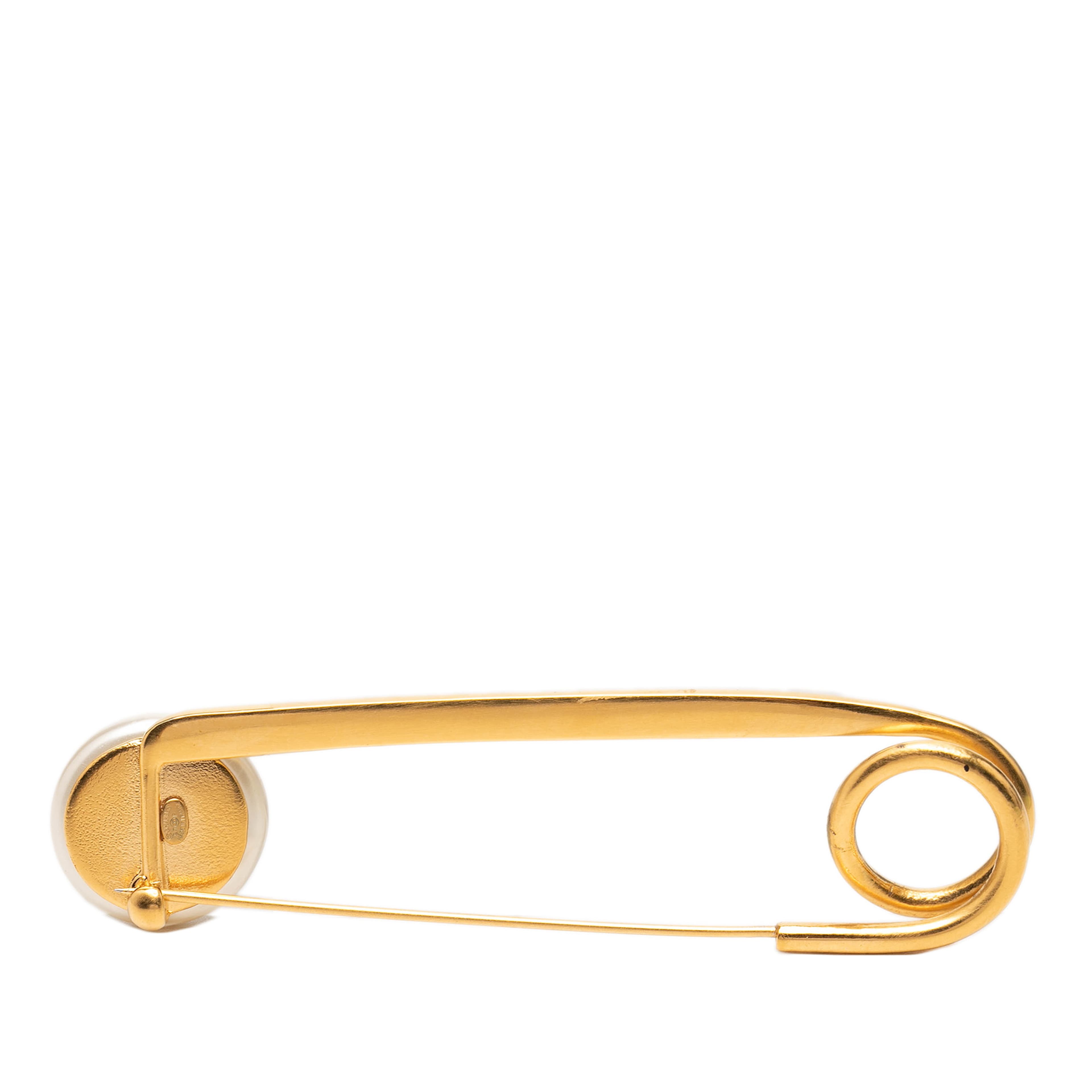 Chanel Cc Gold Plated Faux Pearl Safety Pin Brooch, från Luxclusif, i färgen guld. Klicka för att öppna bilden i stort format